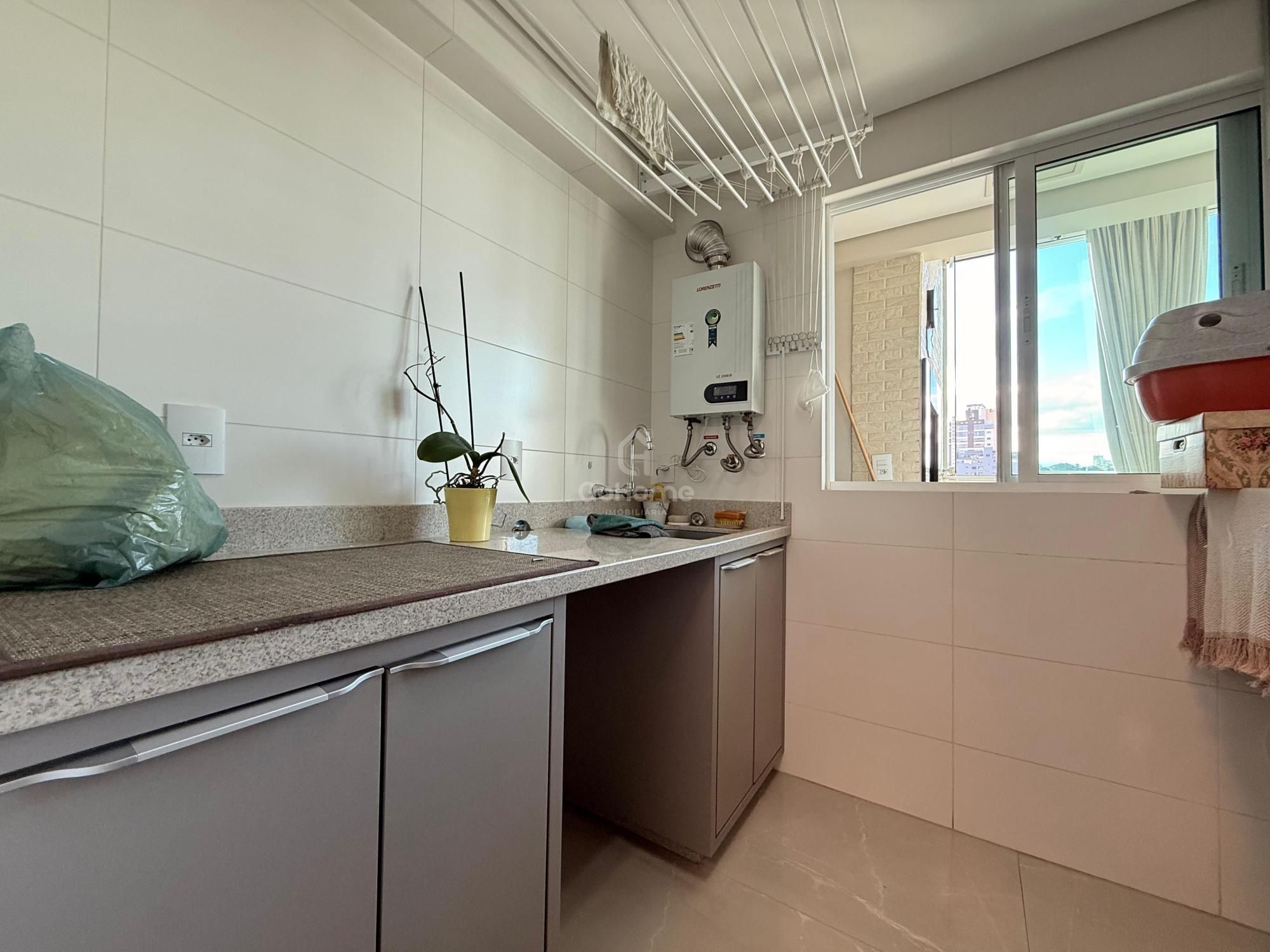 Apartamento Semimobiliado com Suíte e Demi-Suíte