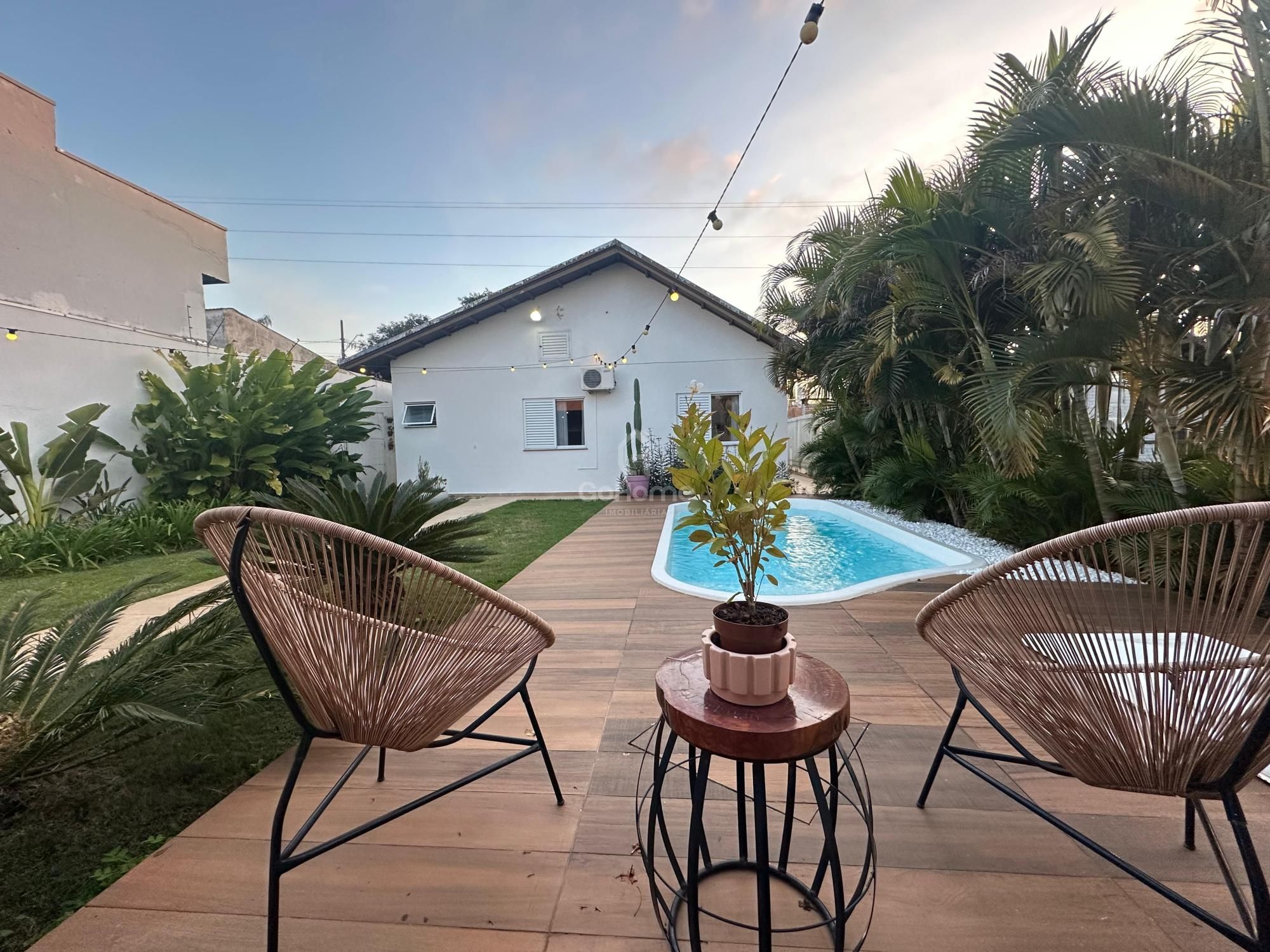 Casa Semimobiliada com Piscina