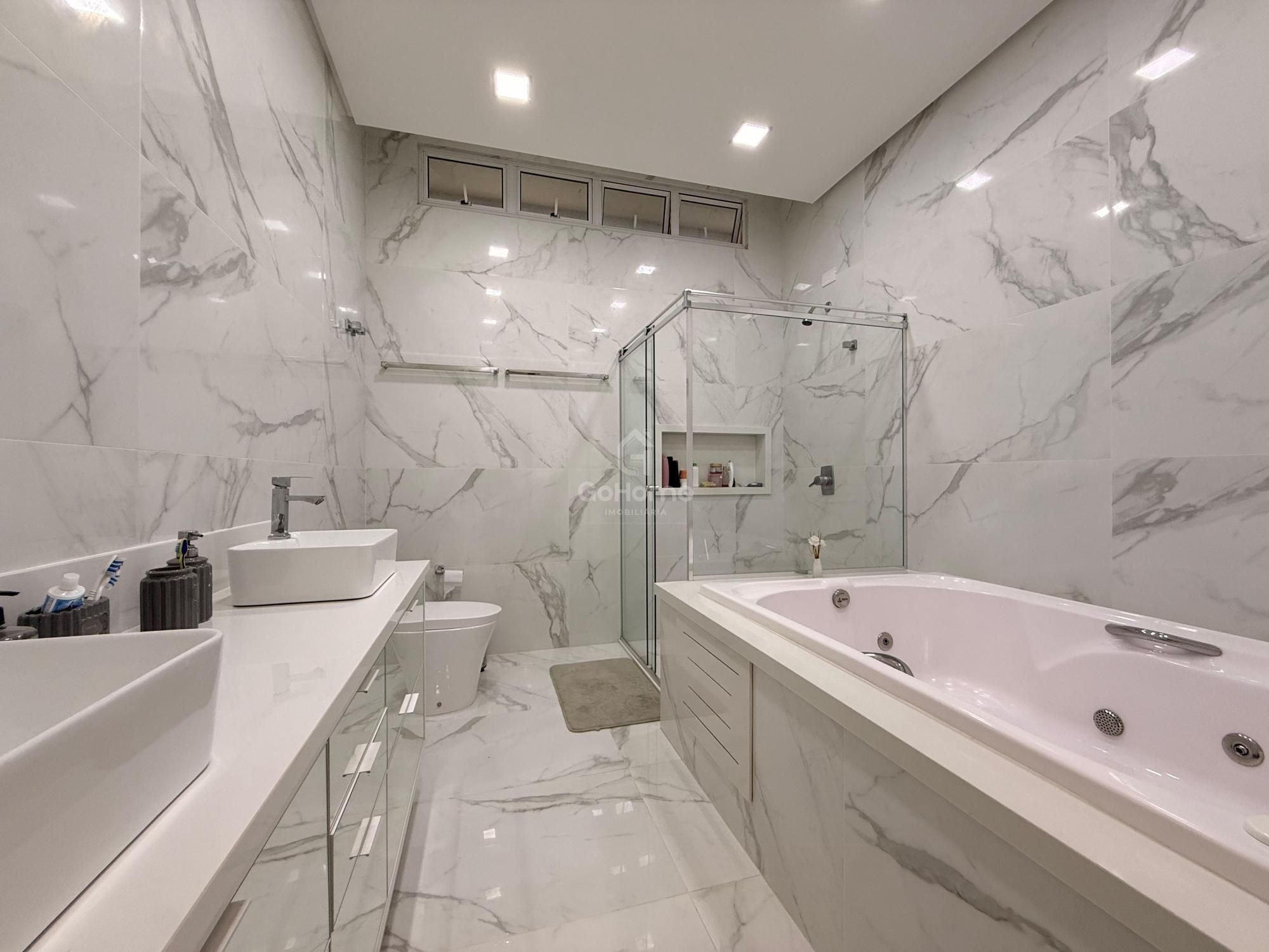 Casa com 3 suítes e piscina