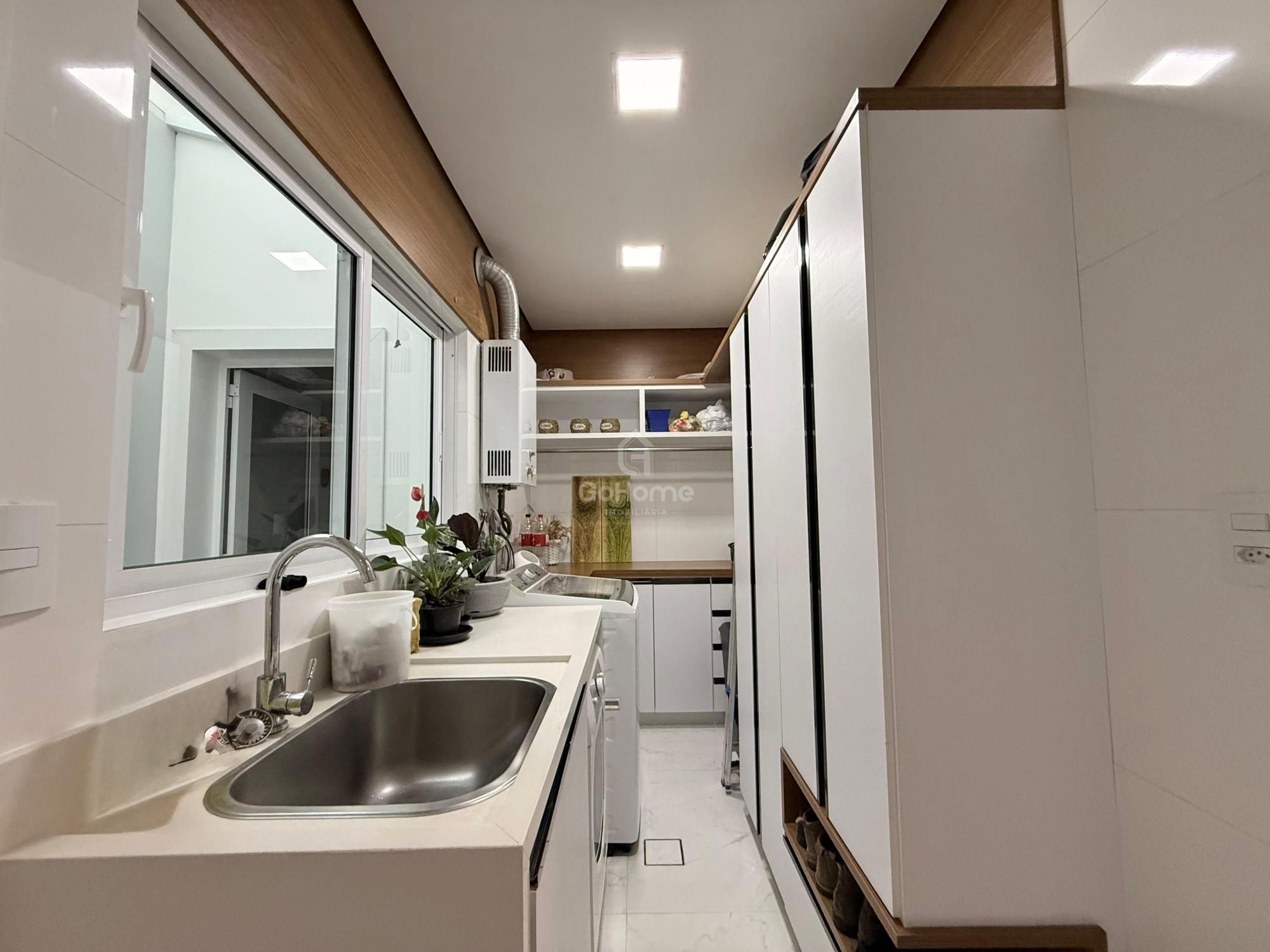 Casa com 3 suítes e piscina