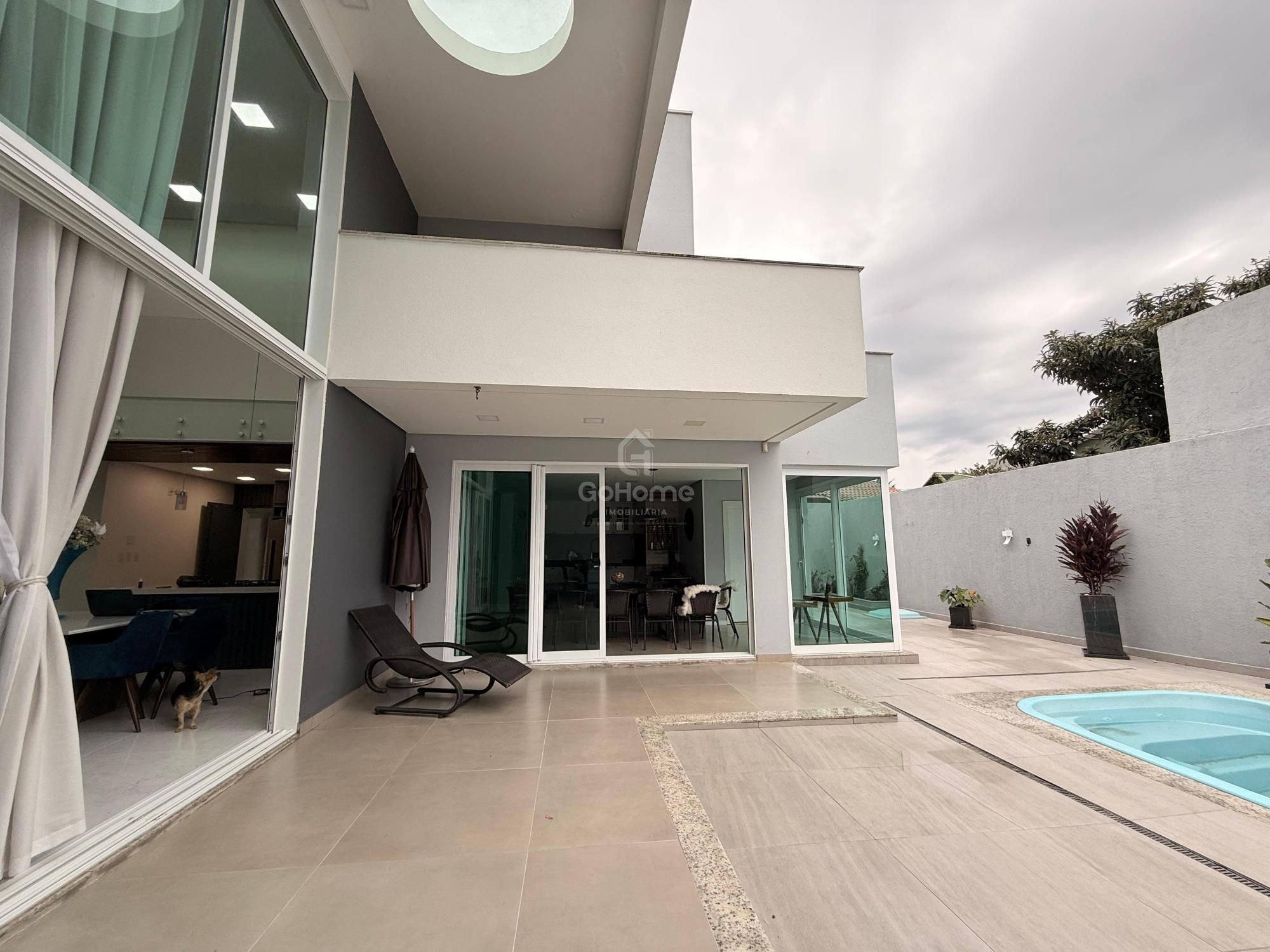 Casa com 3 suítes e piscina