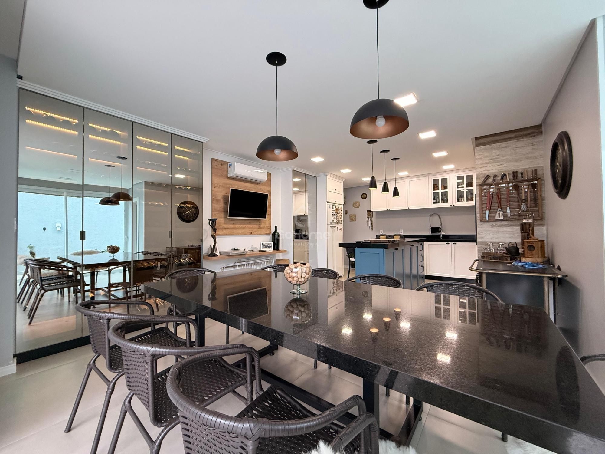 Casa com 3 suítes e piscina