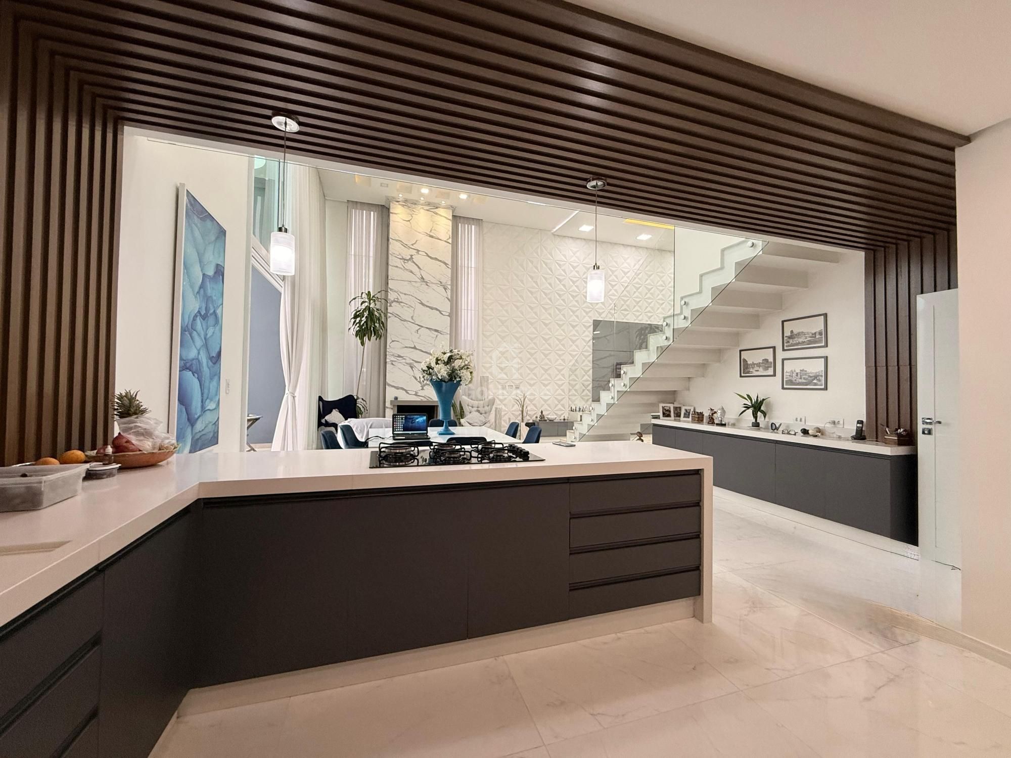 Casa com 3 suítes e piscina