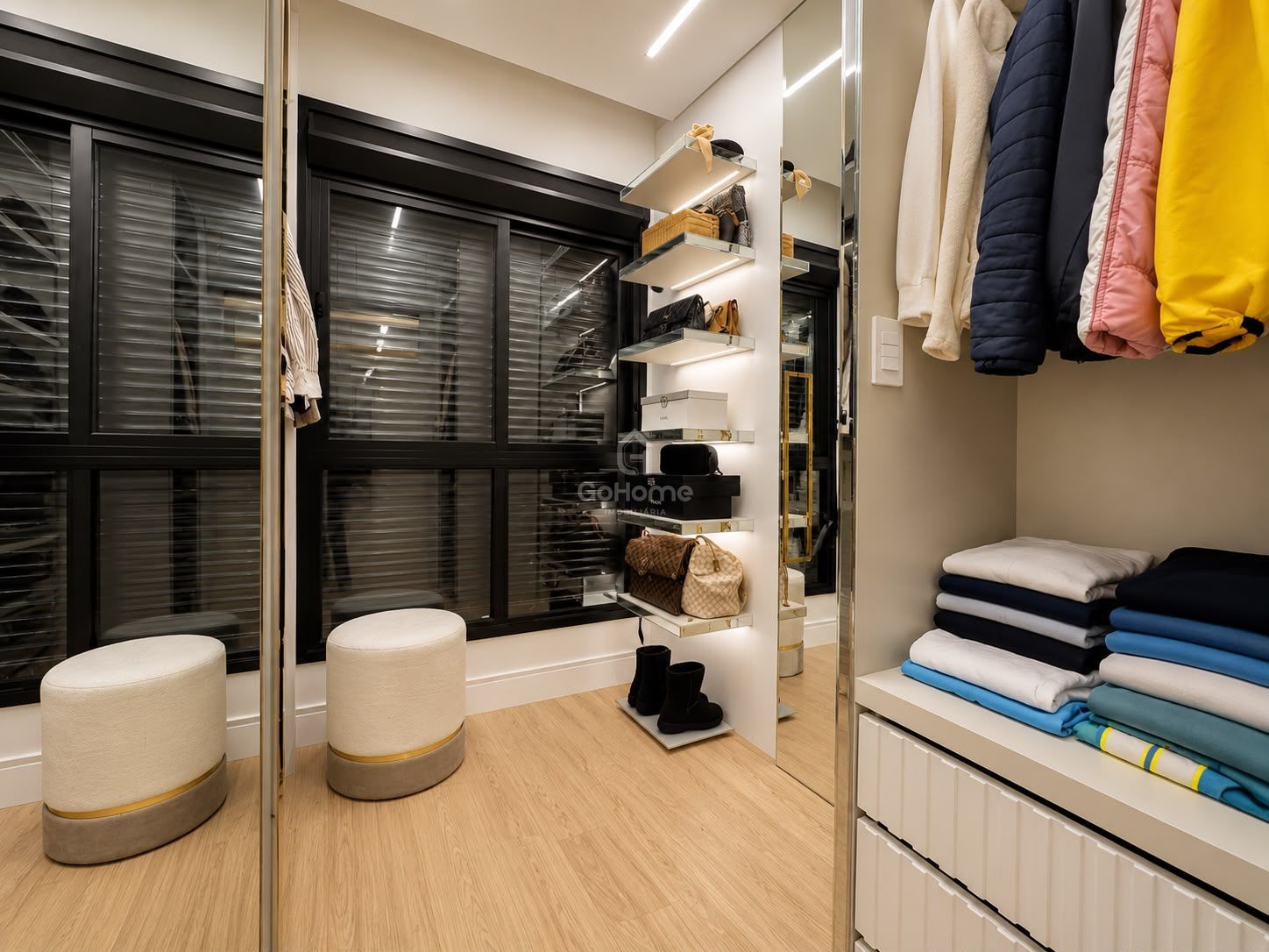 Apartamento com duas suítes mobiliado