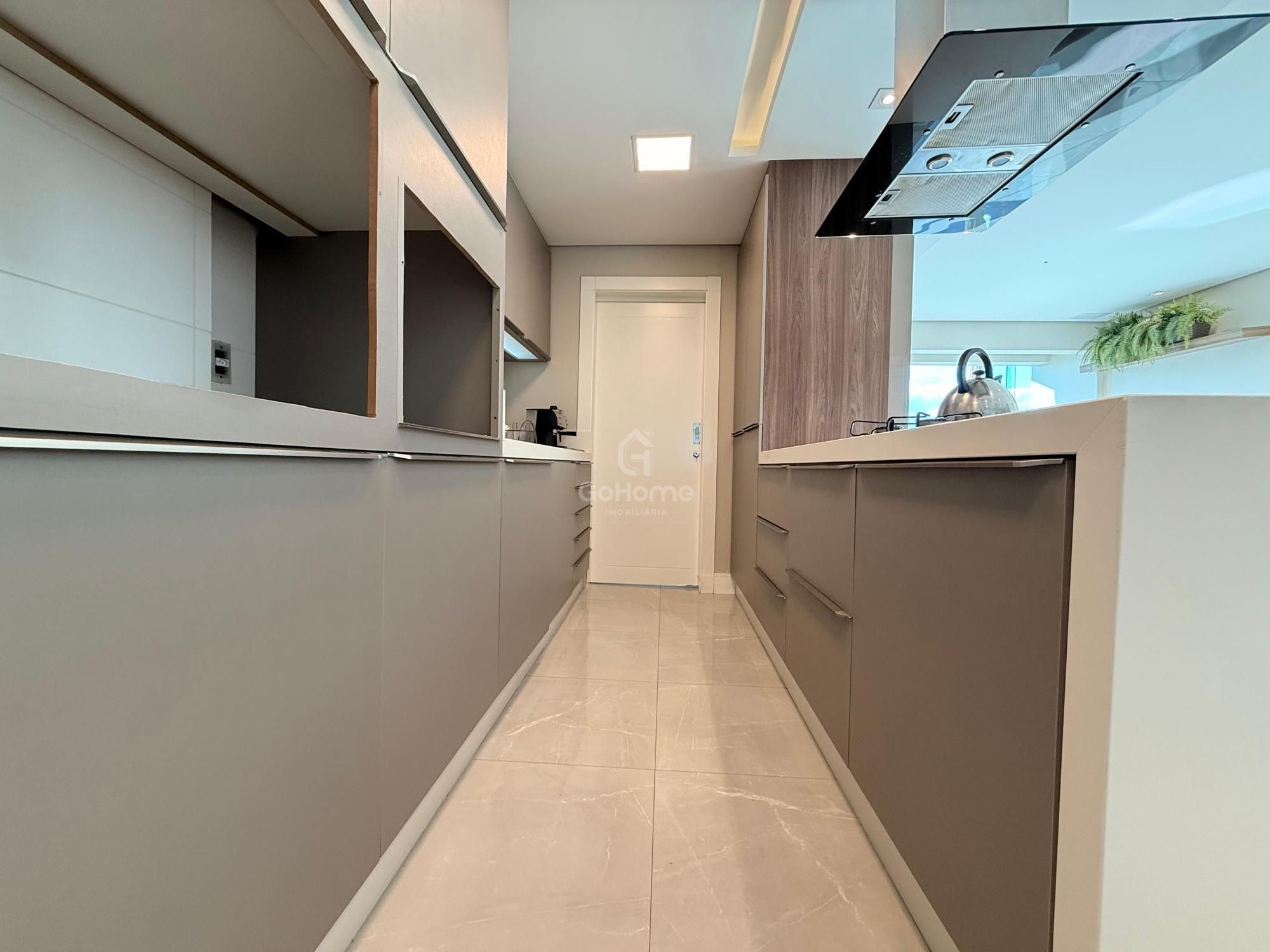 Apartamento Semimobiliado com Suíte e Demi-Suíte