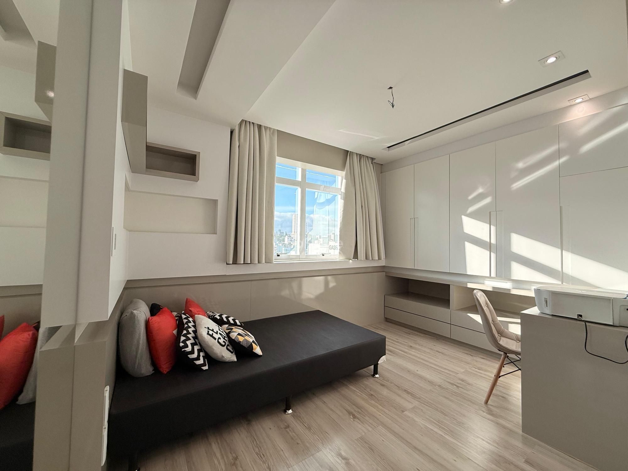 Apartamento Semimobiliado com Suíte e Demi-Suíte