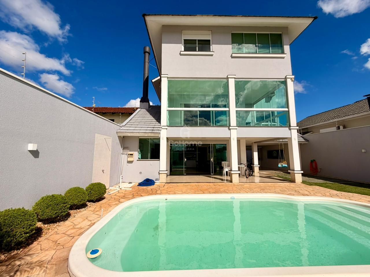 Casa com 3 pavimentos semimobiliada