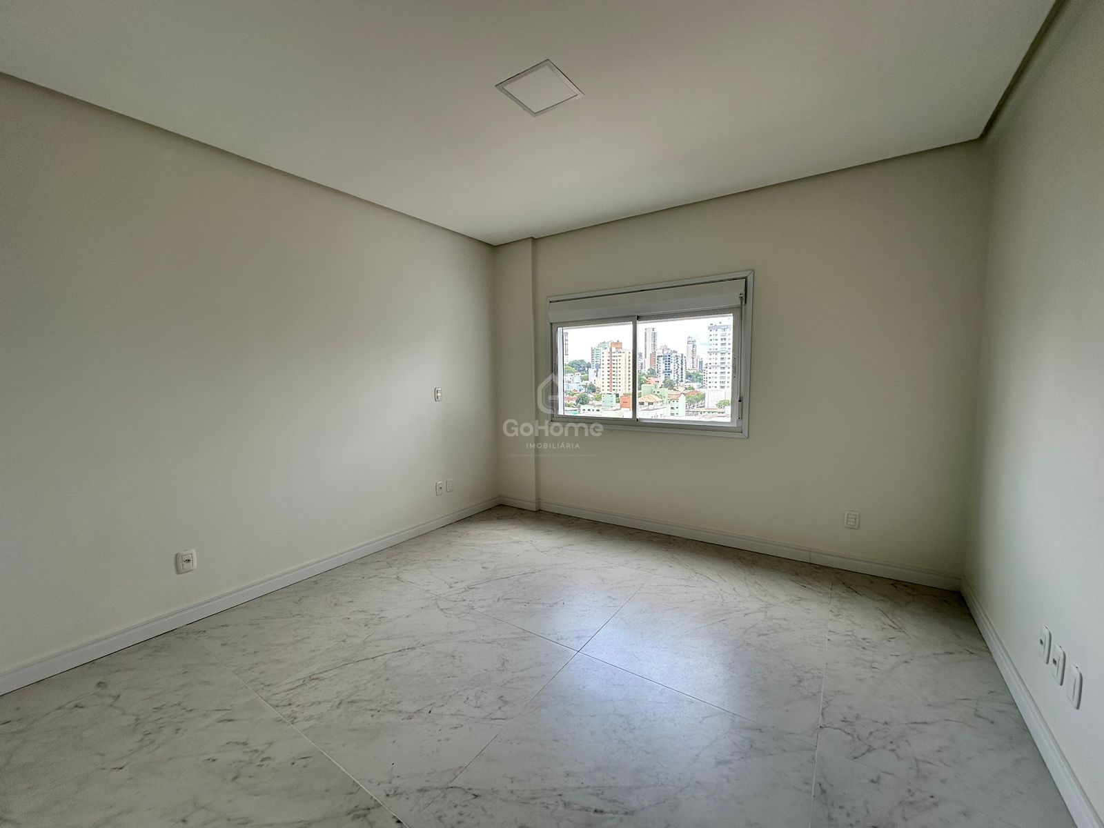 3650 – Apartamento 3 suítes, próximo ao Colégio Marista