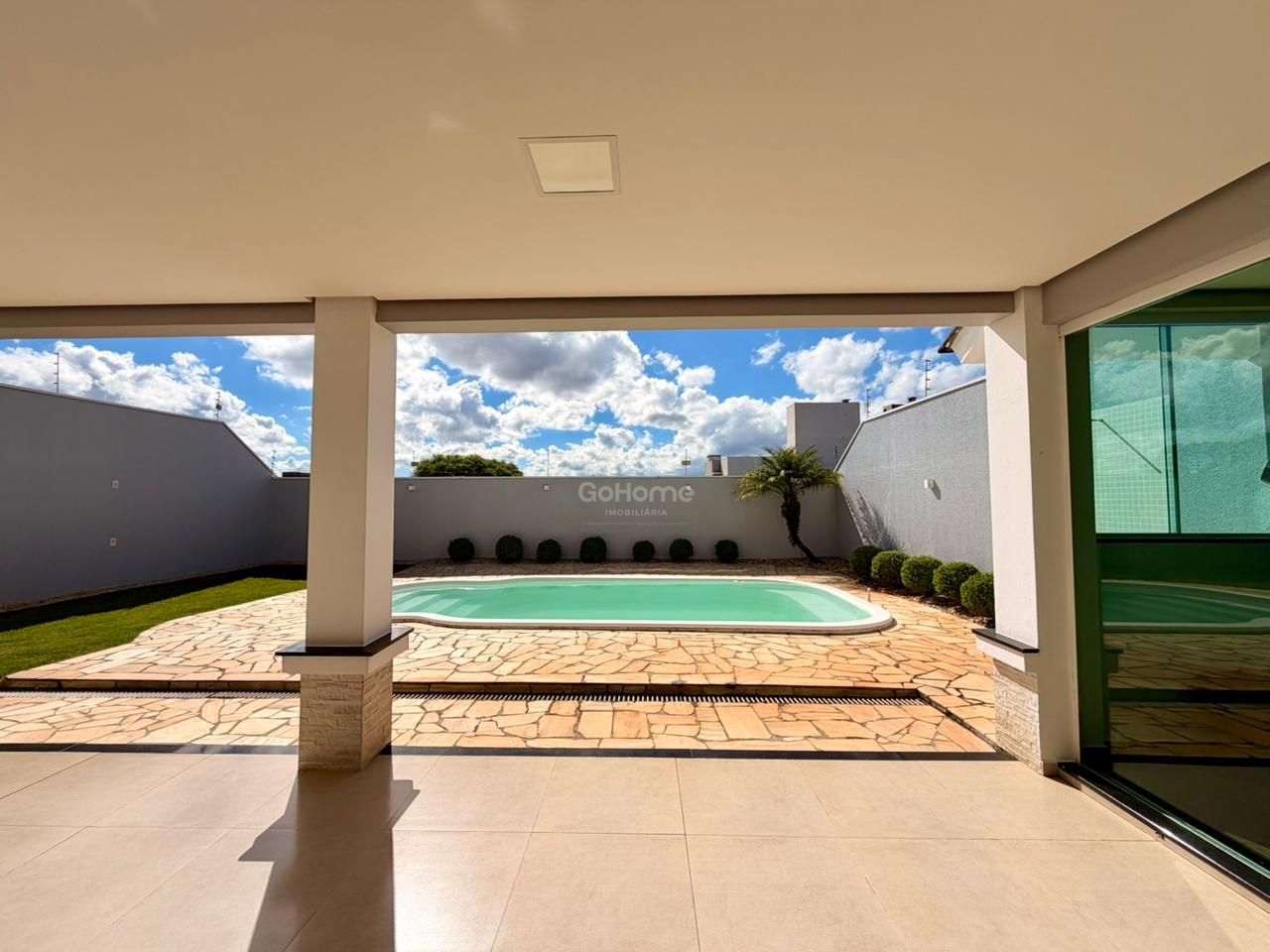 Casa com 3 pavimentos semimobiliada