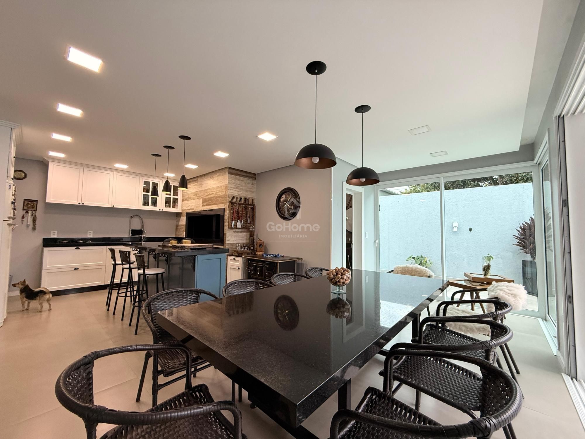 Casa com 3 suítes e piscina