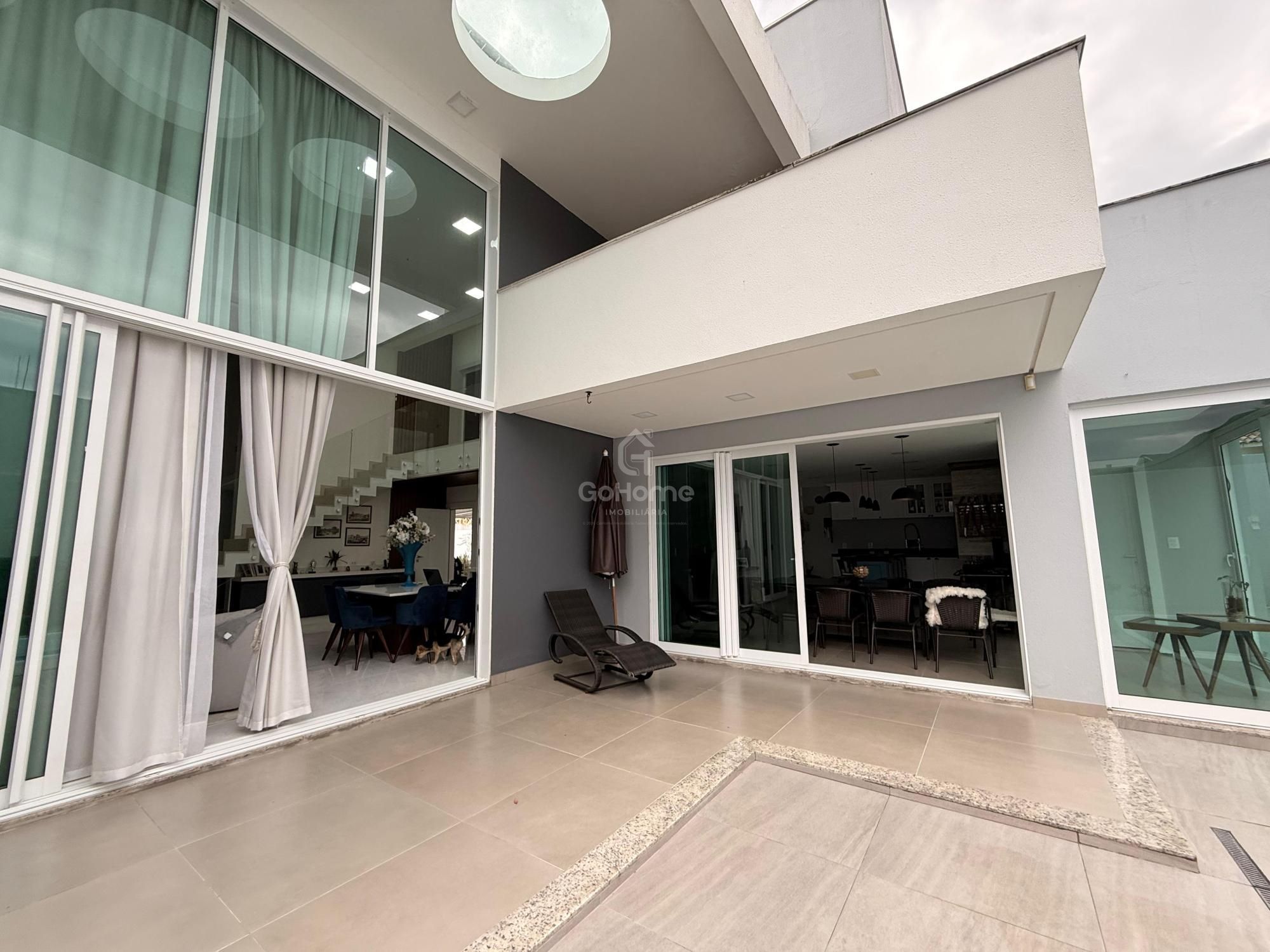 Casa com 3 suítes e piscina