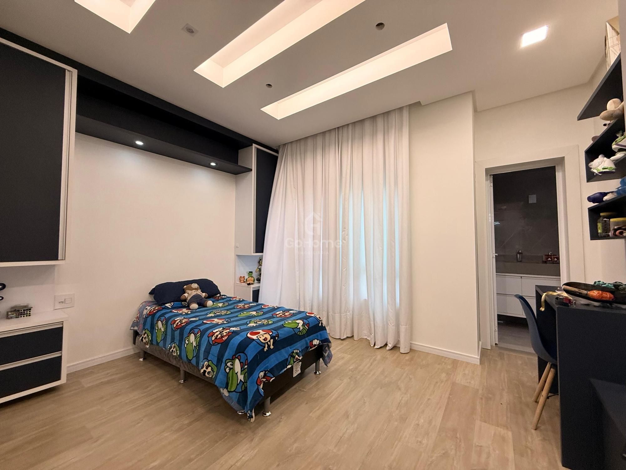 Casa com 3 suítes e piscina