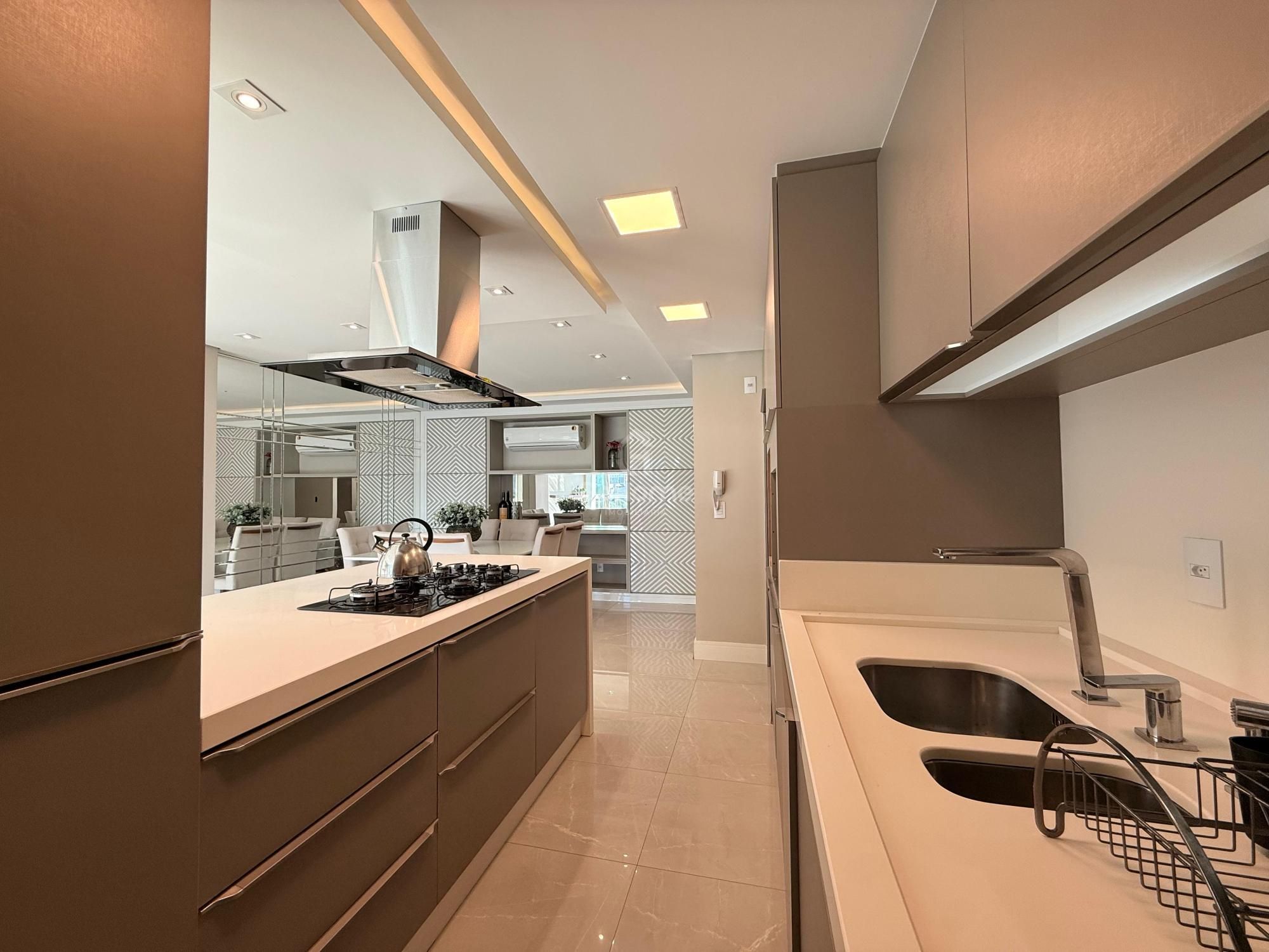 Apartamento Semimobiliado com Suíte e Demi-Suíte