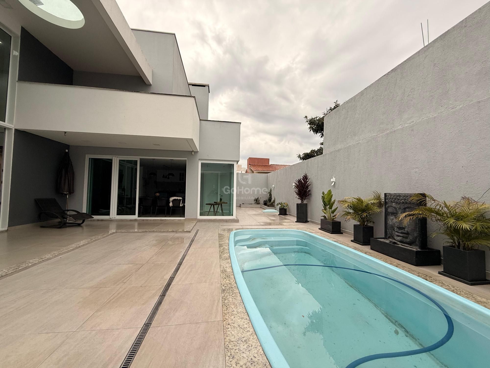 Casa com 3 suítes e piscina