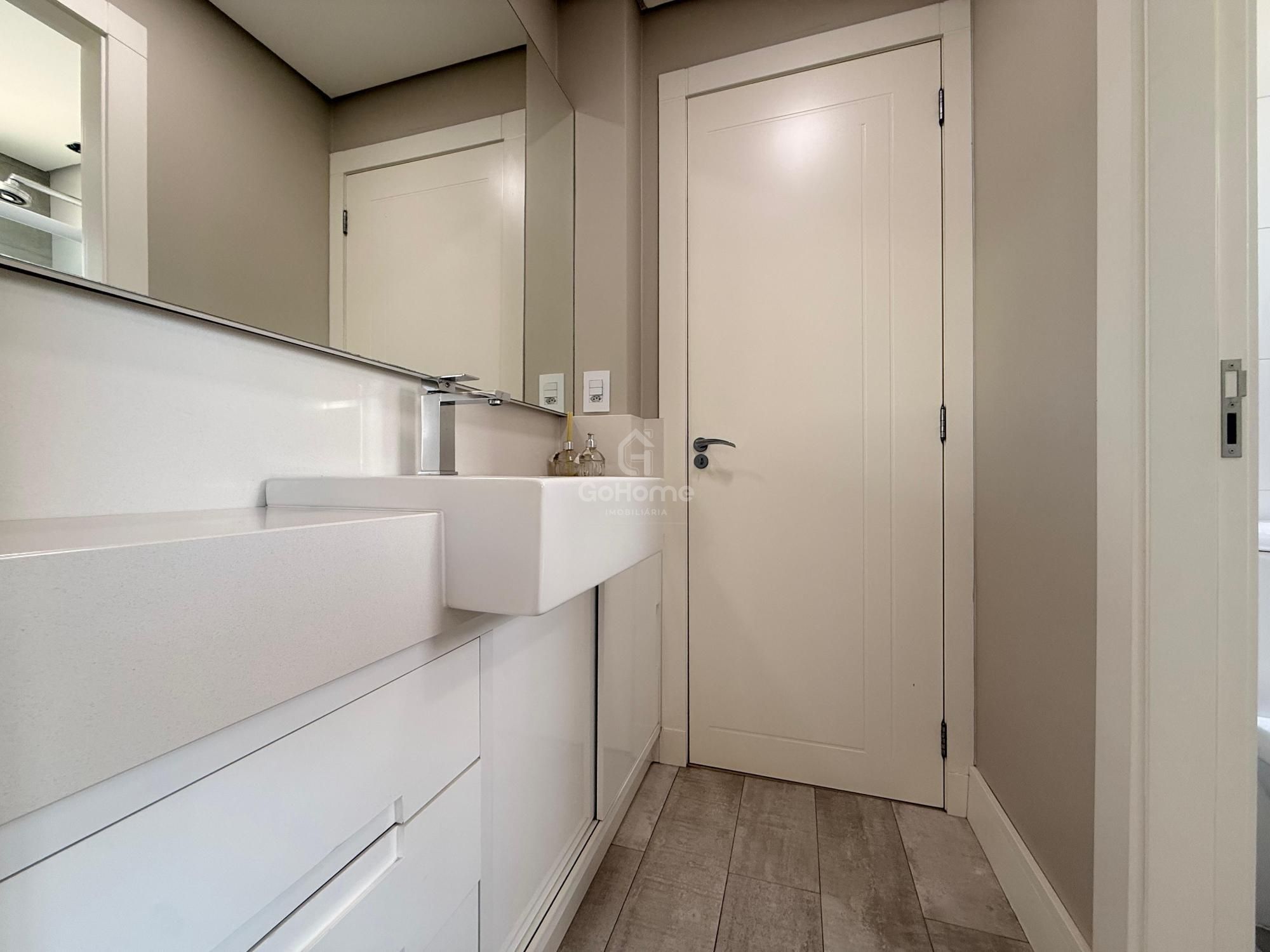Apartamento Semimobiliado com Suíte e Demi-Suíte