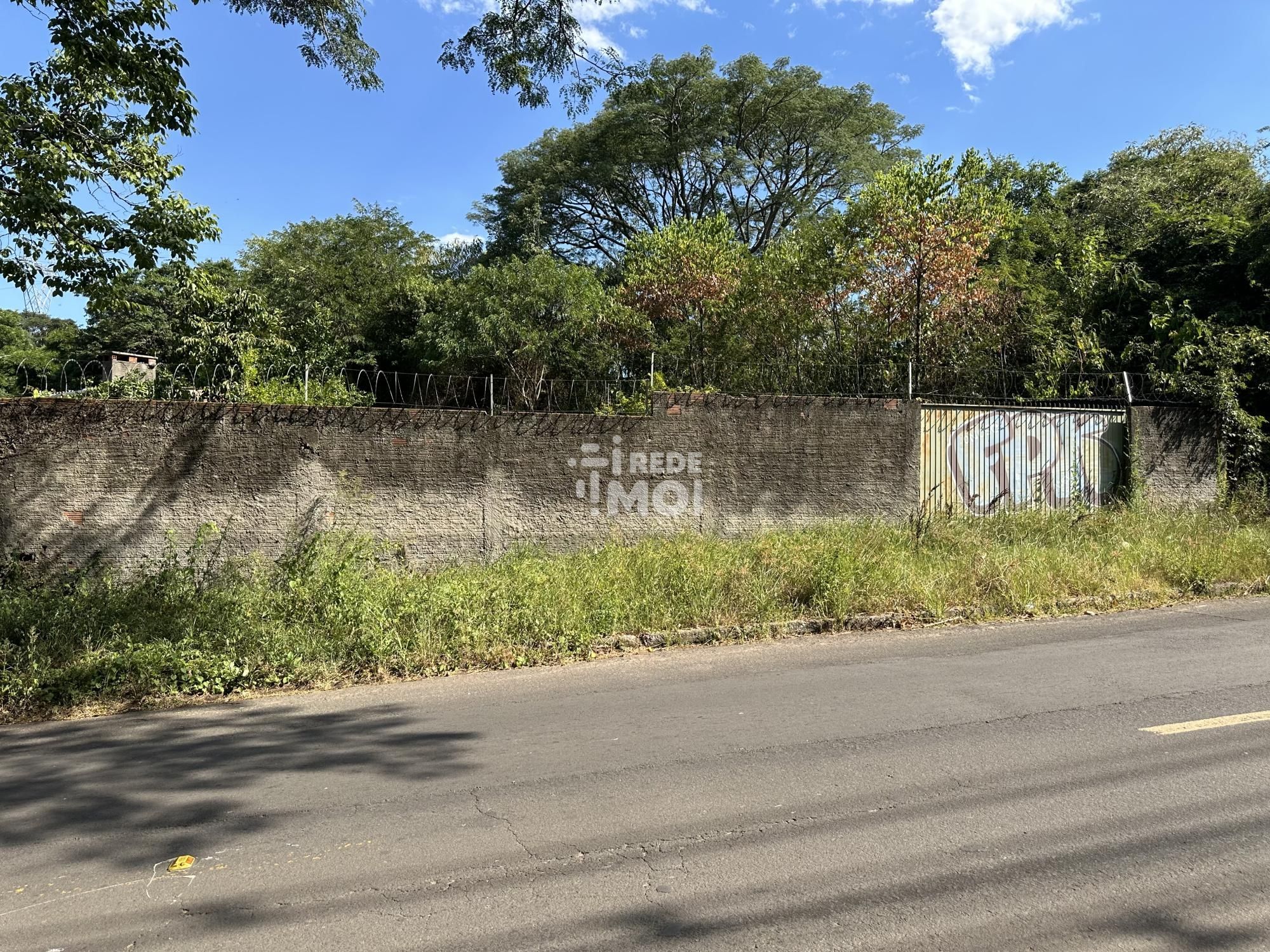 Acesso pela rua asfaltada