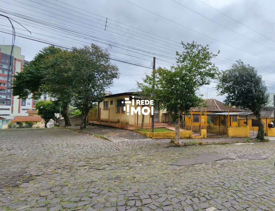 Os dois terrenos , lado a lado somam 750 m2. De esquina , próximo a Av. Dores.