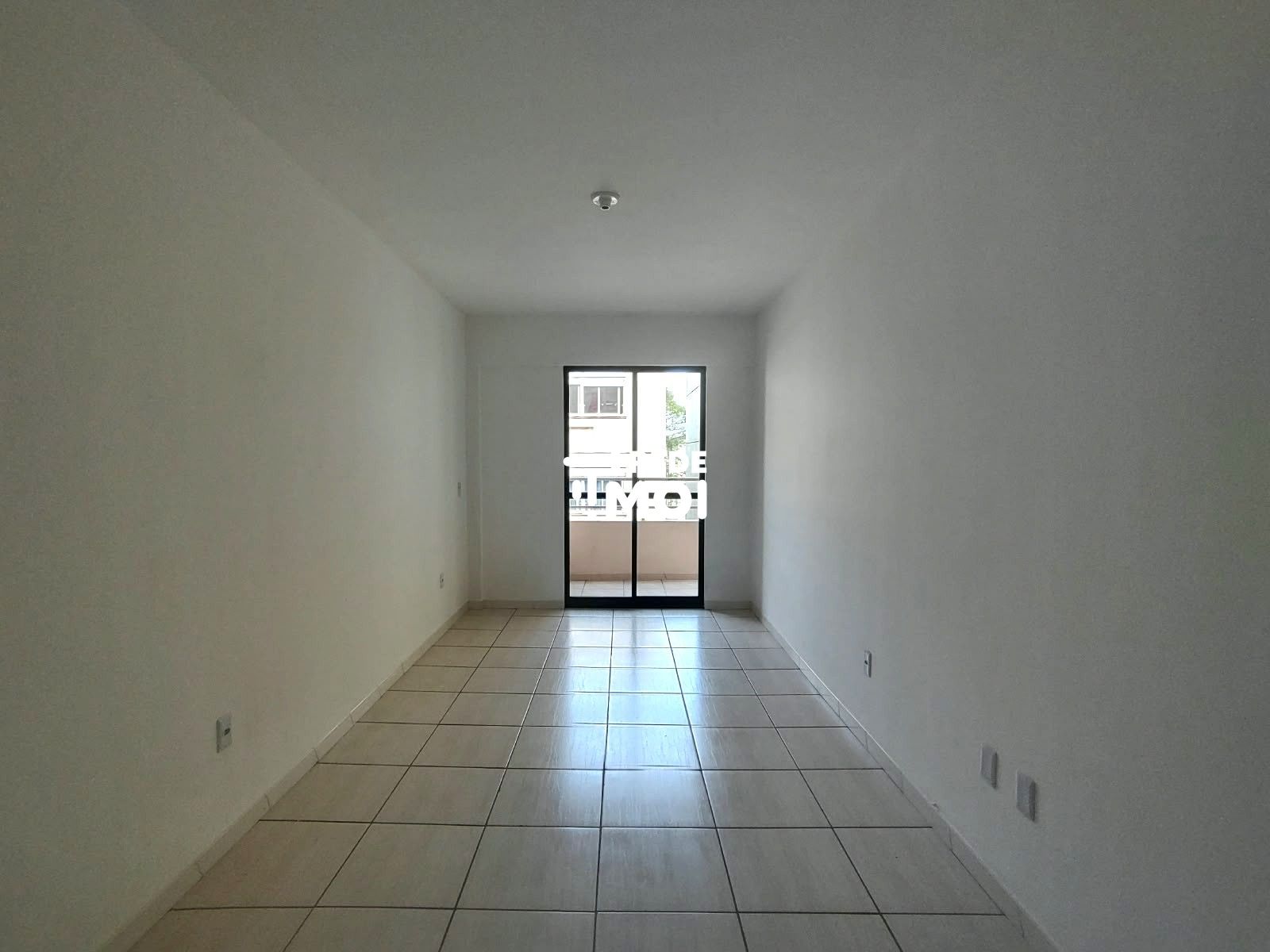 SALA ESTAR COM SACADA E CHURRASQUEIRA