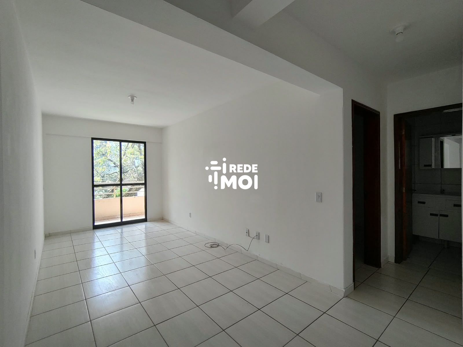 SALA ESTAR COM SACADA E CHURRASQUEIRA