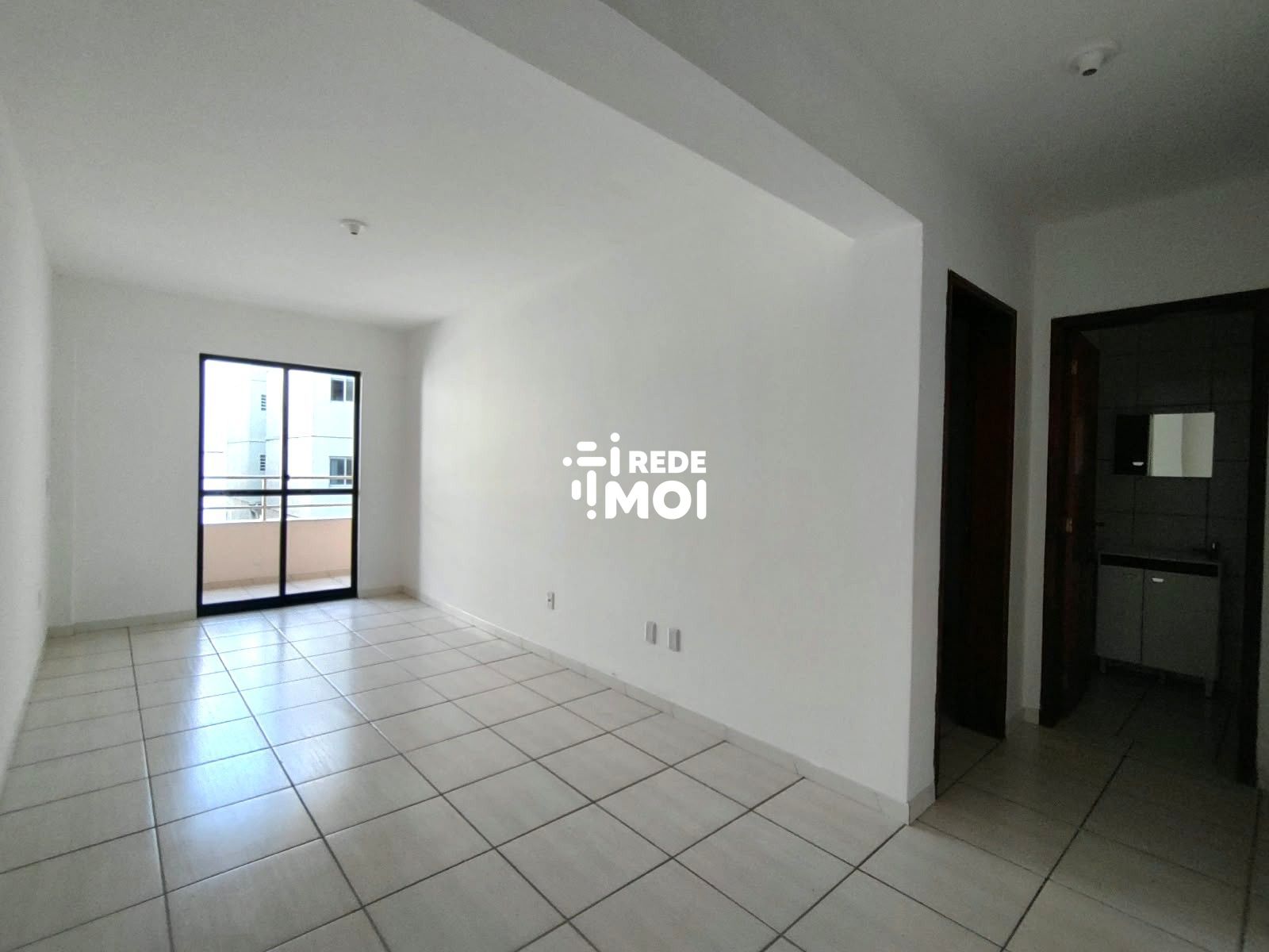 SALA ESTAR COM SACADA E CHURRASQUEIRA