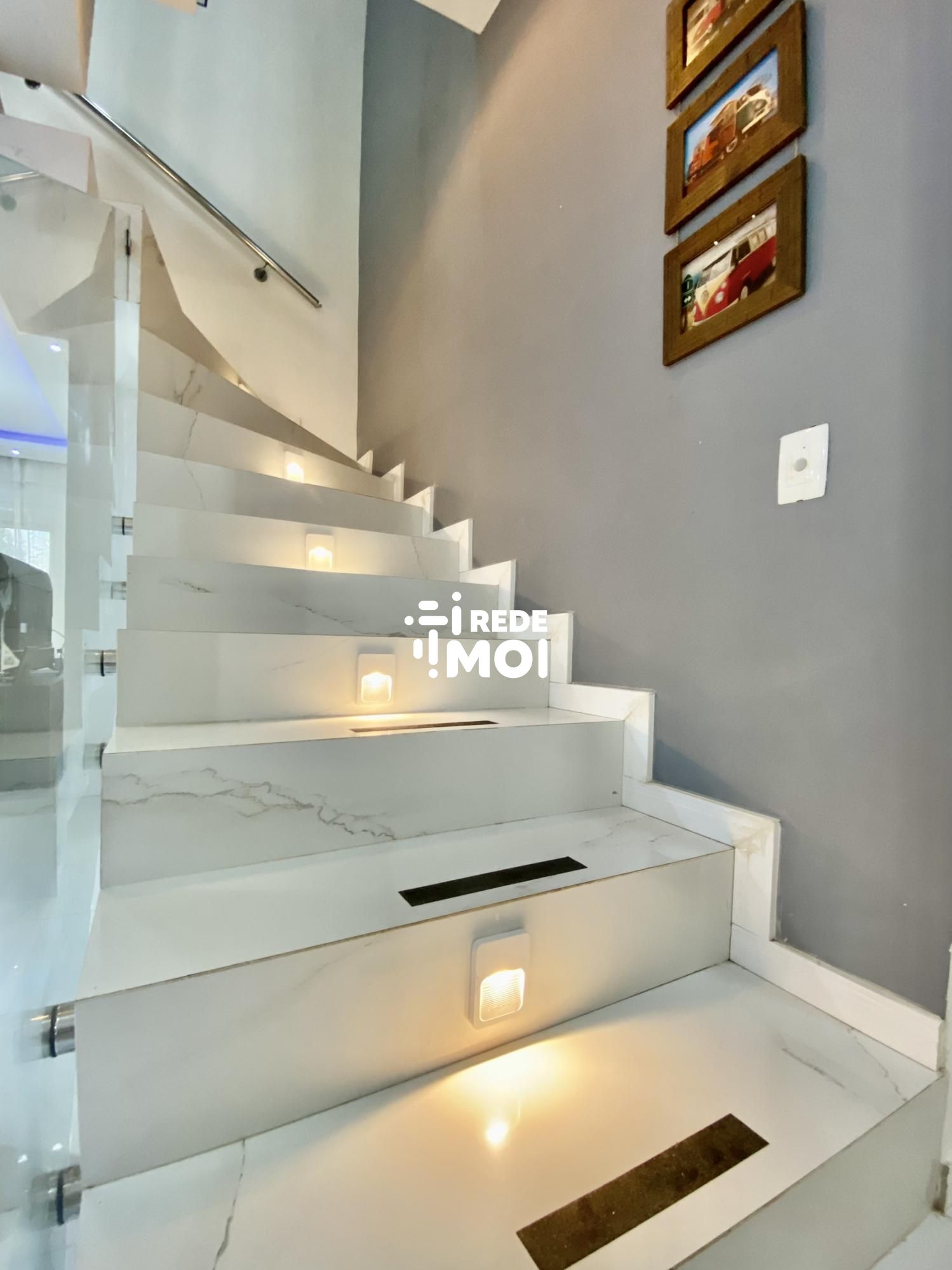 Escadas com iluminação automatizada