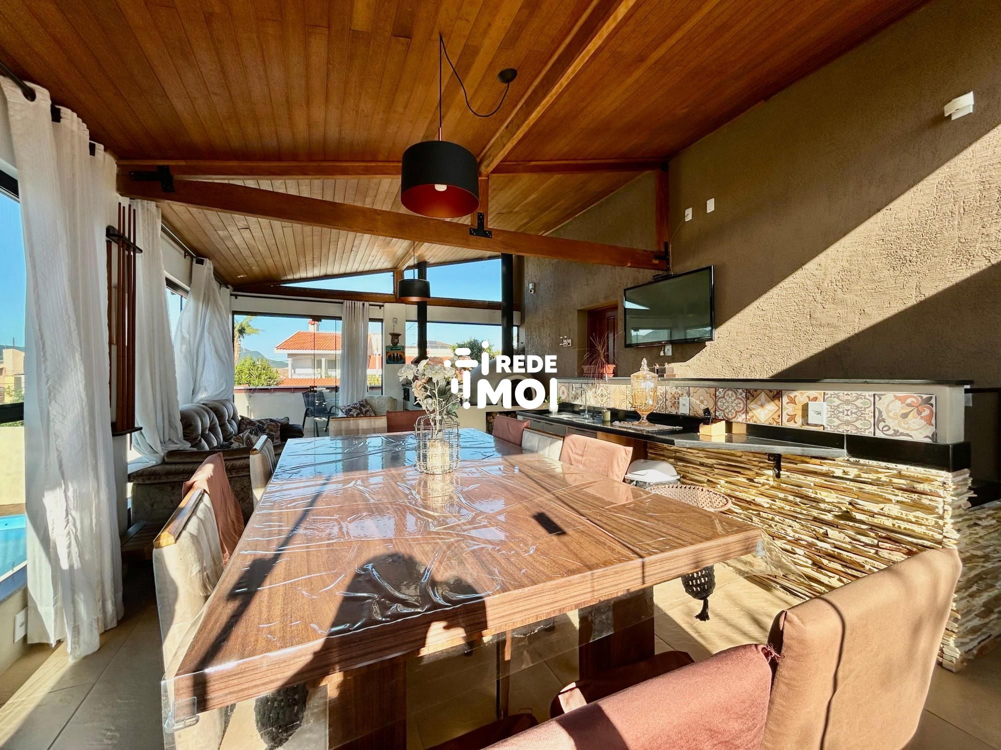 Sala de jogos e espaço gourmet