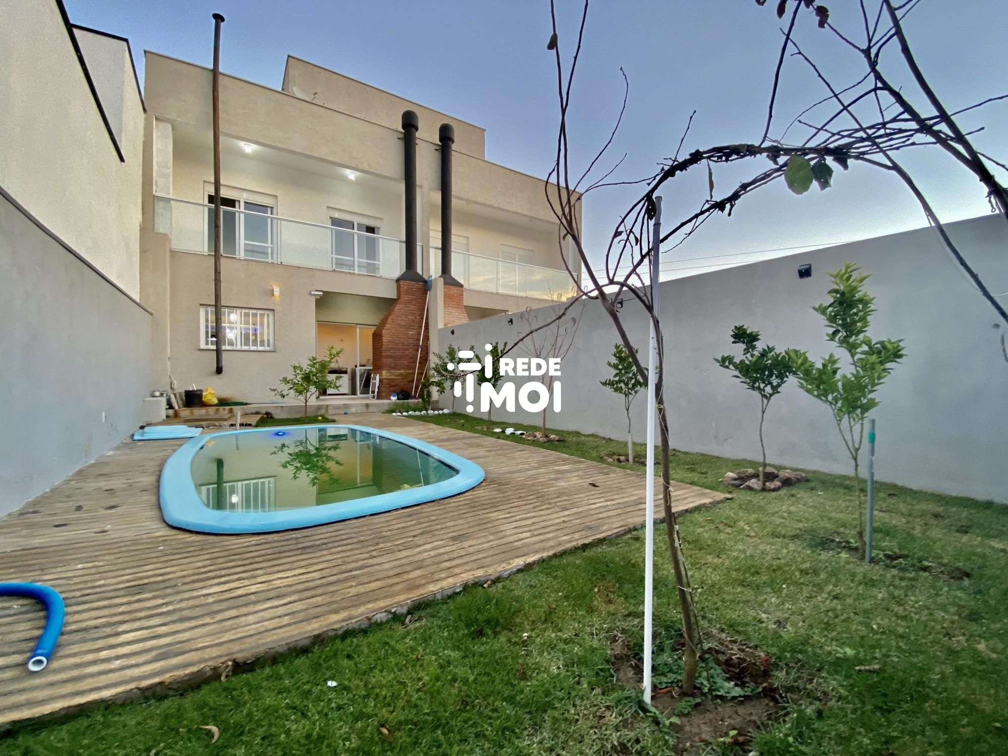Pátio com piscina