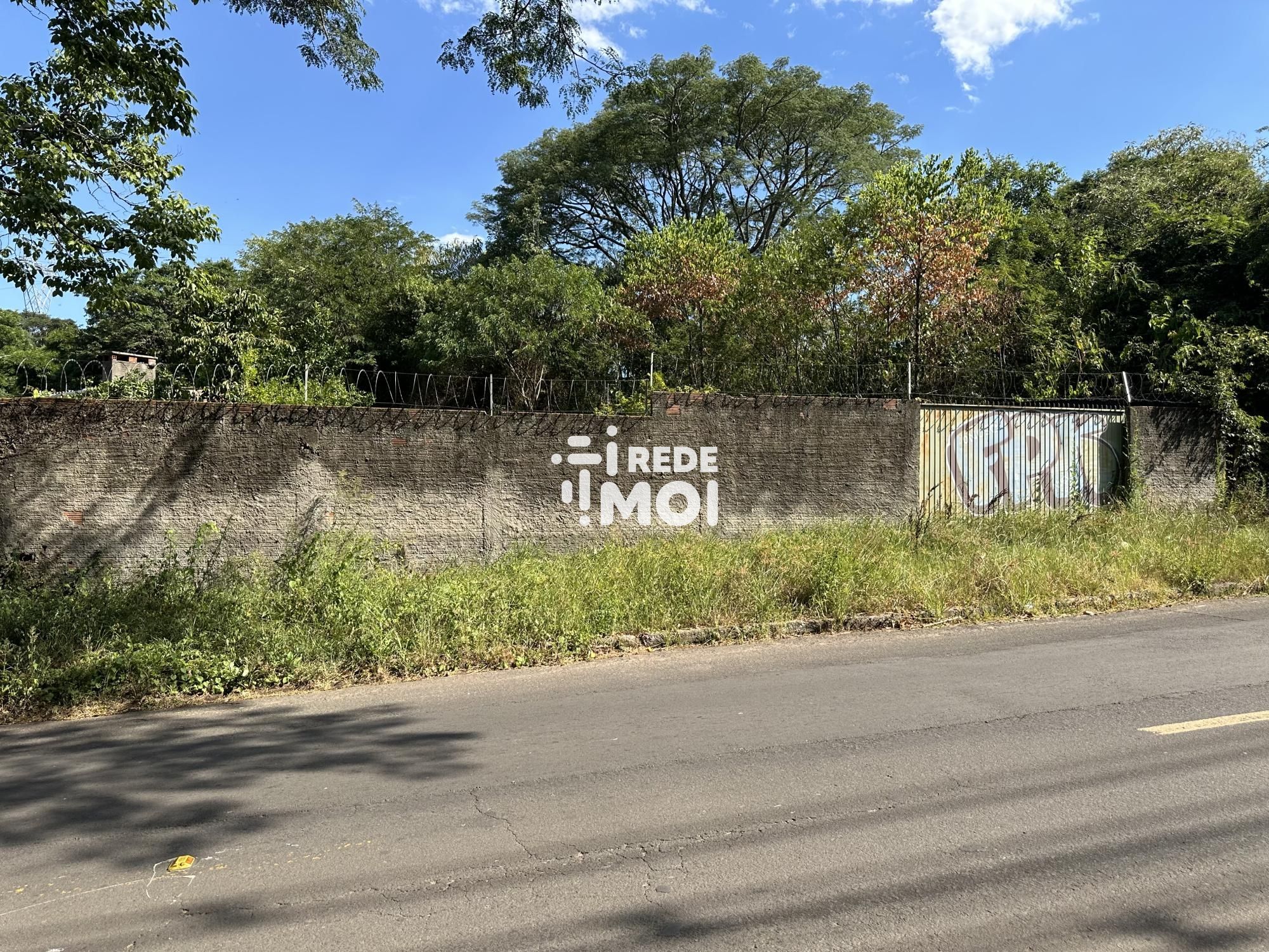 Acesso pela rua asfaltada
