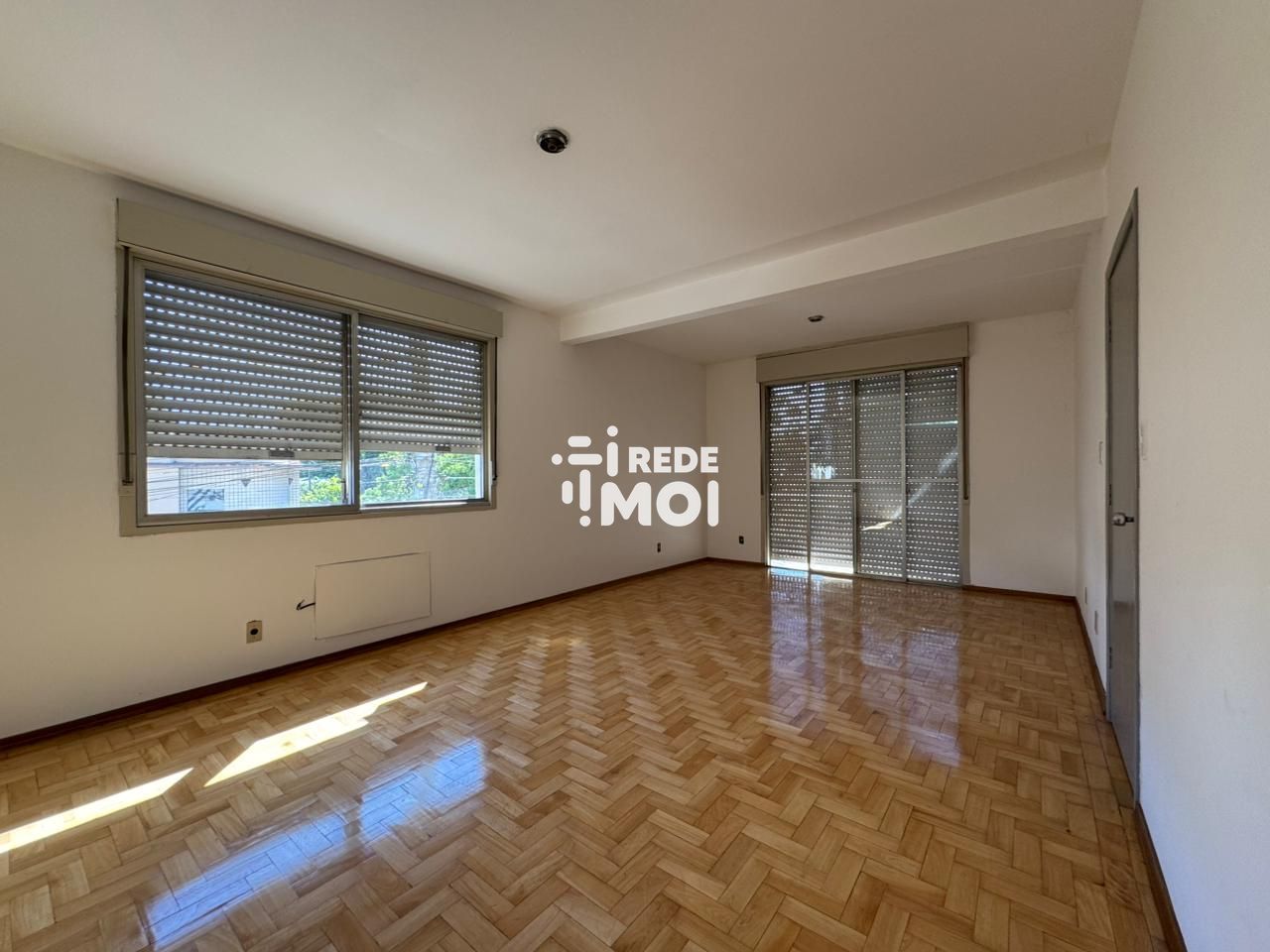 Dormitório suíte com sacada..