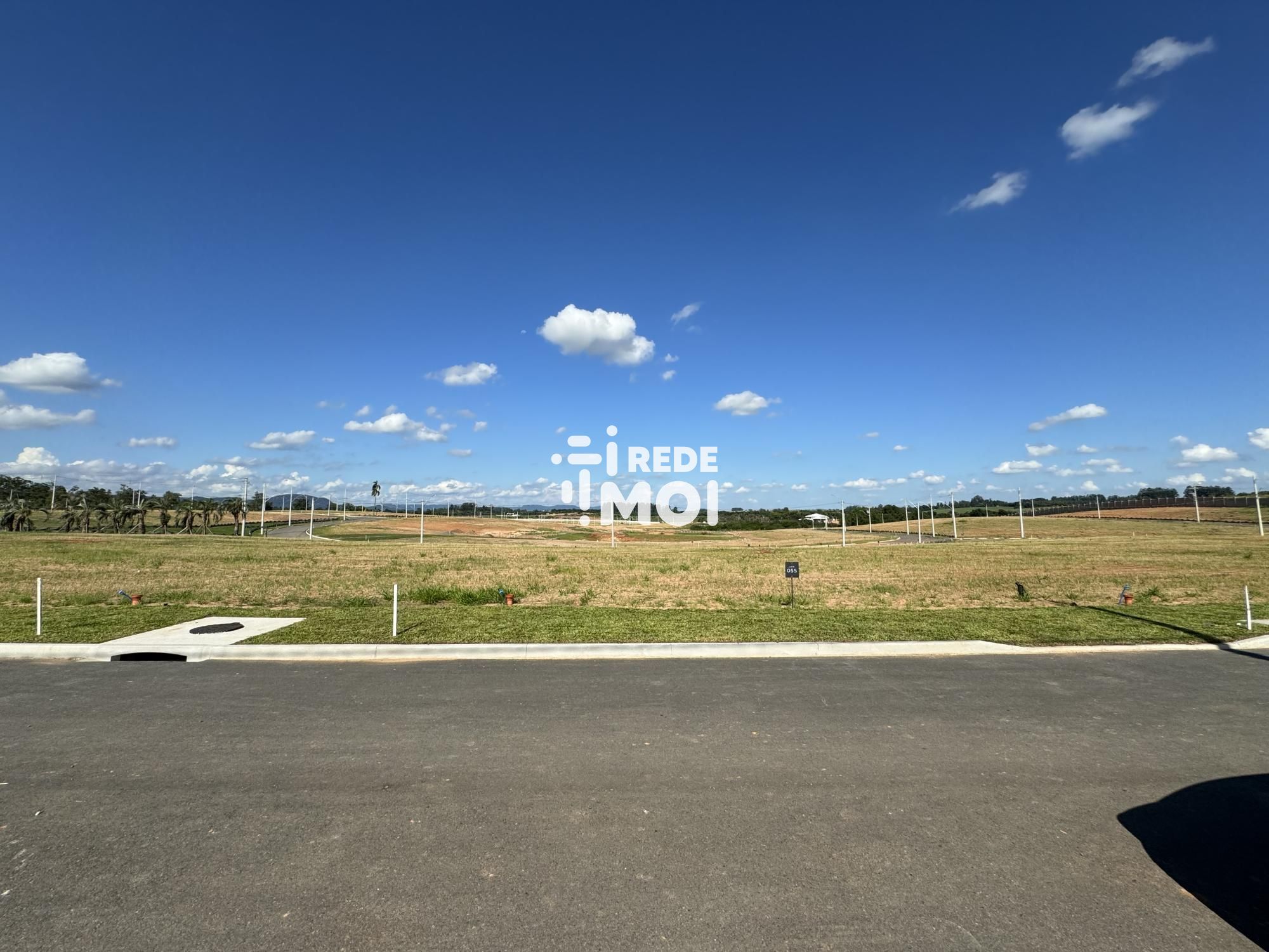 Vista de dentro do terreno para o condomínio