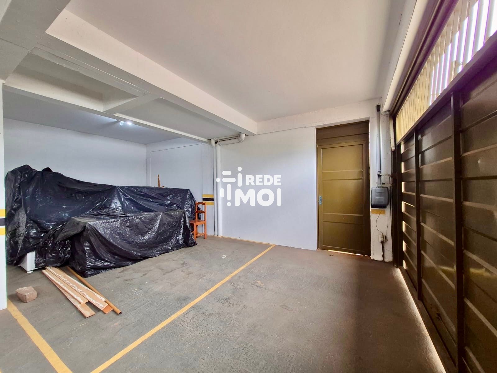 Garagem com portão privativo e ampla