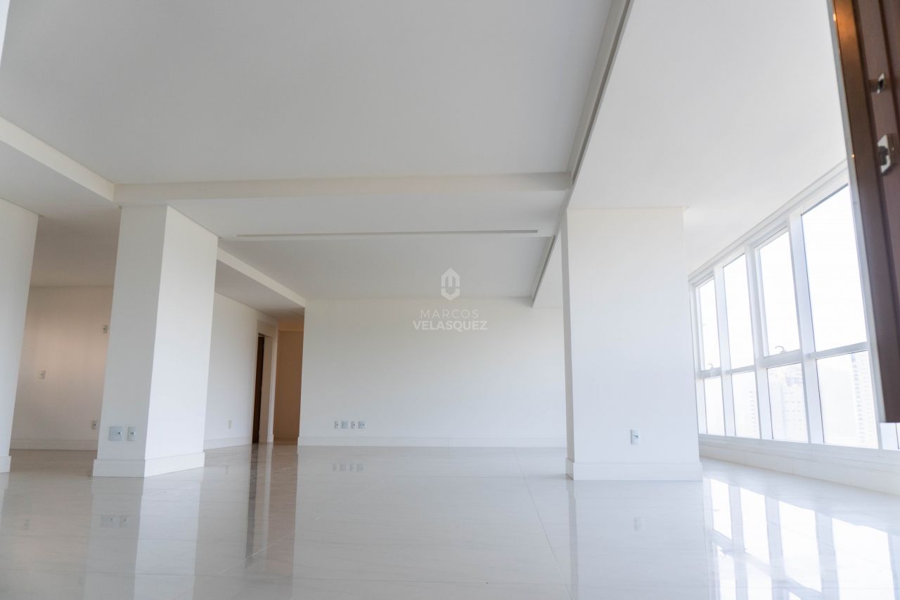 Apartamento à venda com 4 quartos, 191m² - Foto 1