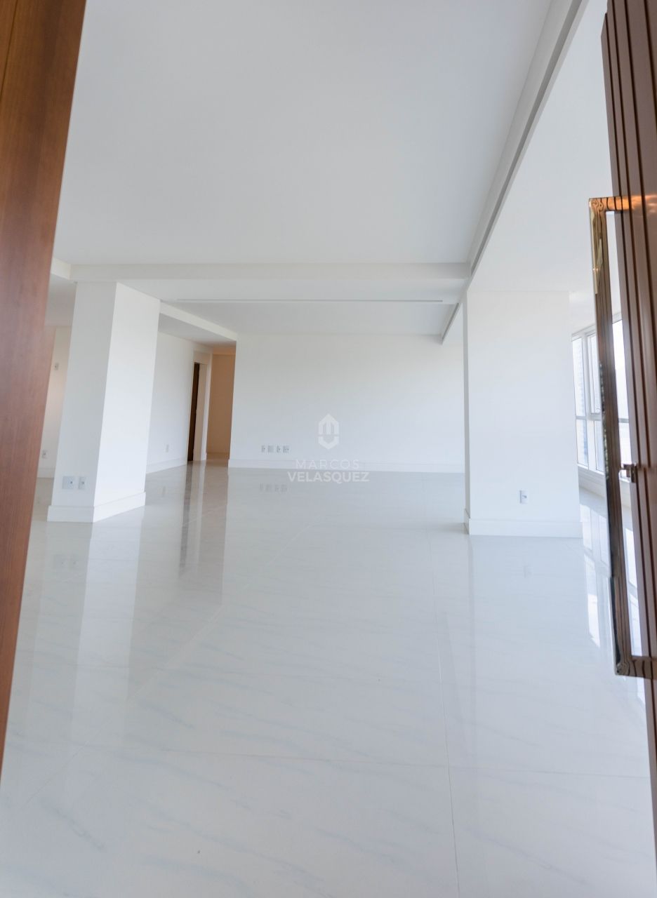 Apartamento à venda com 4 quartos, 191m² - Foto 2