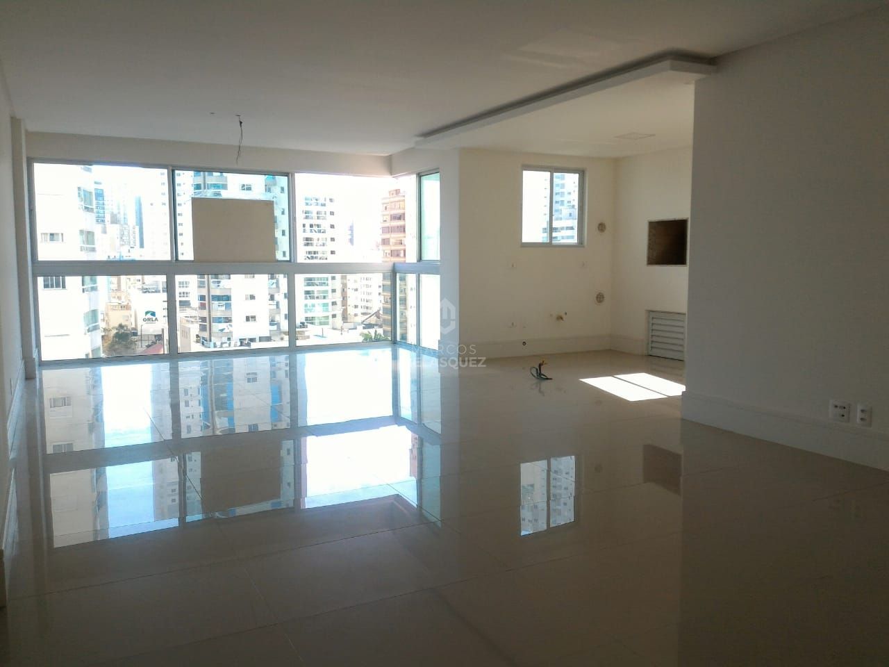 Apartamento à venda com 4 quartos, 138m² - Foto 2