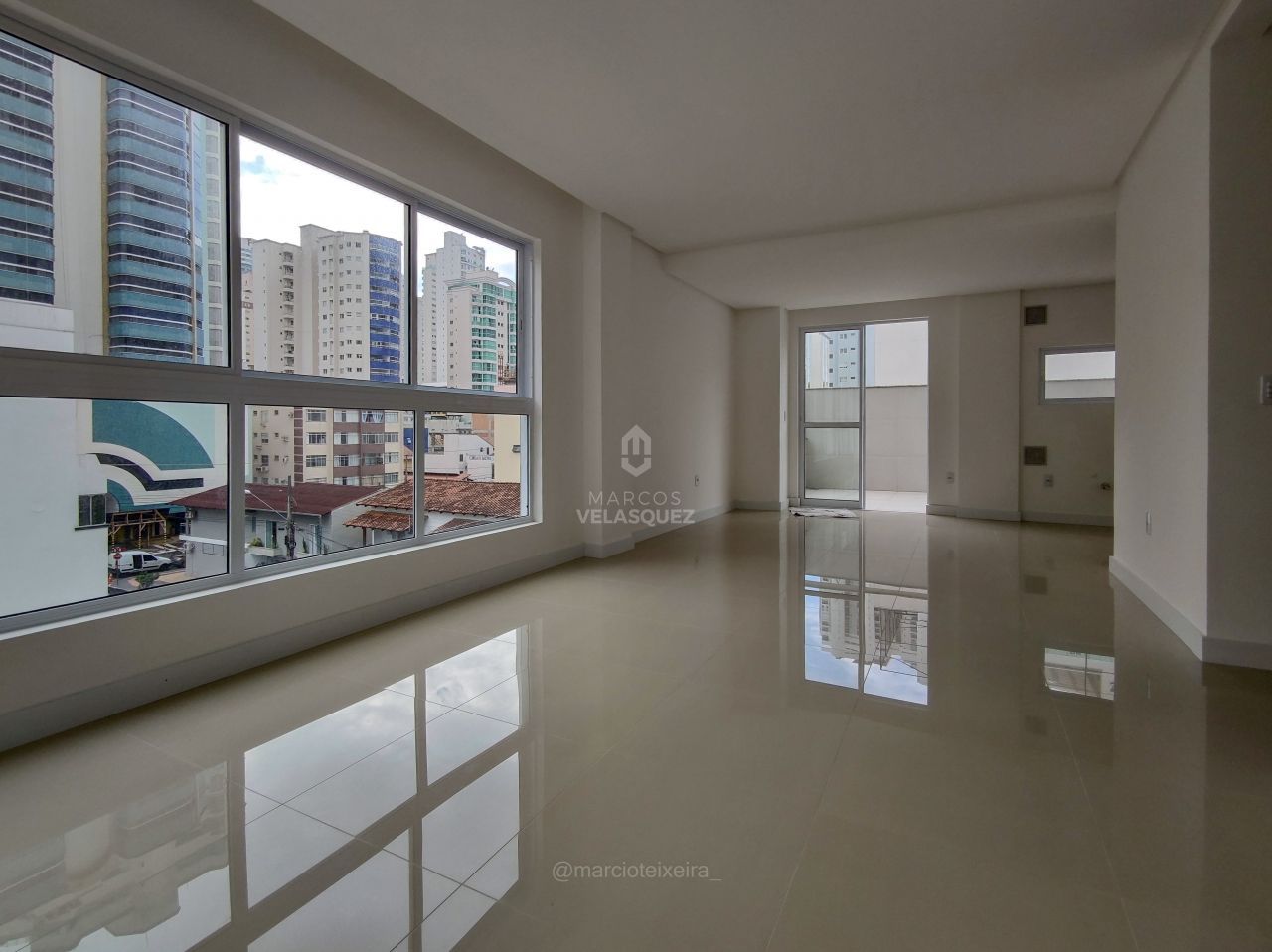 Apartamento à venda com 3 quartos, 208m² - Foto 2