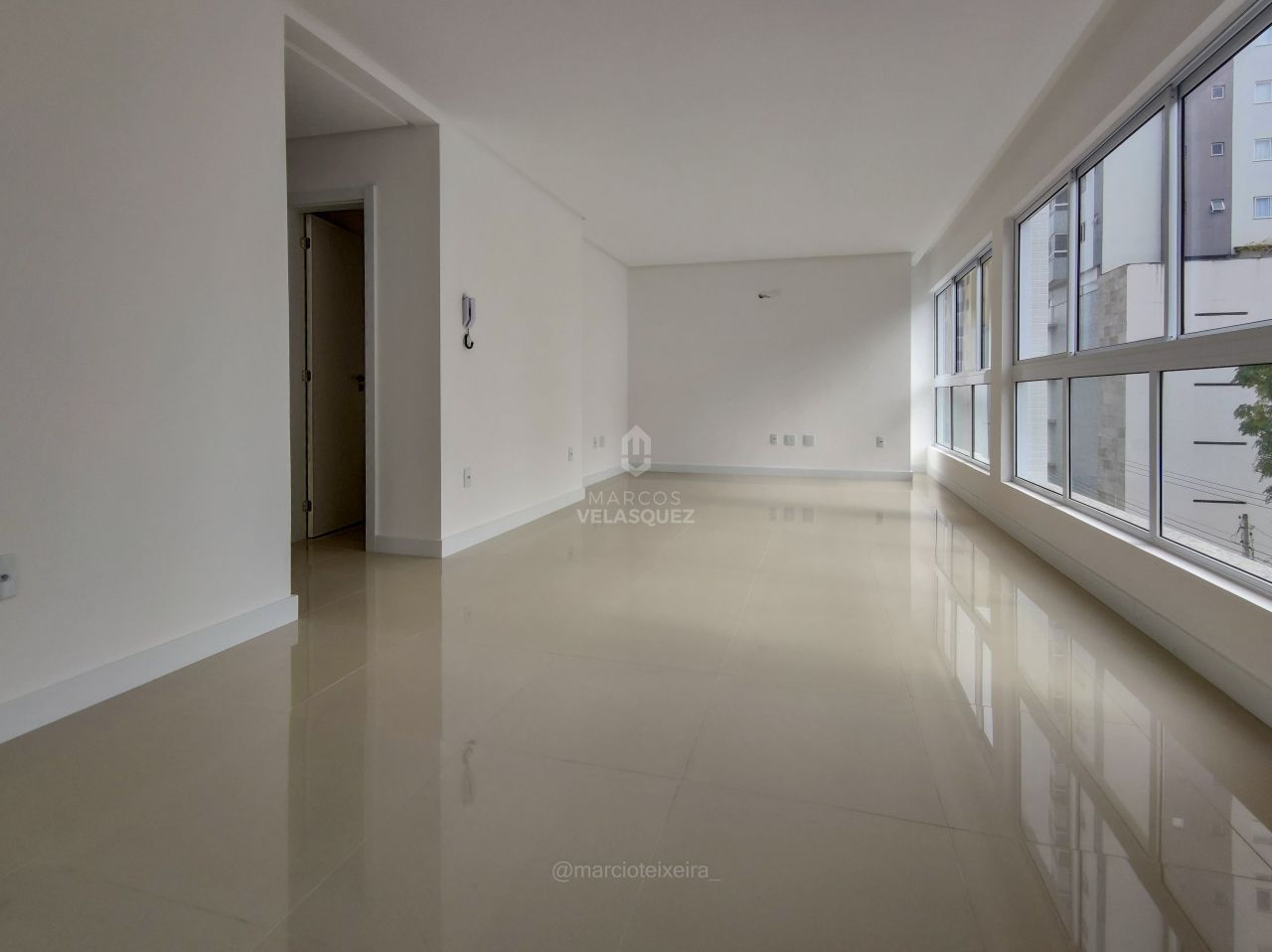 Apartamento à venda com 3 quartos, 208m² - Foto 4