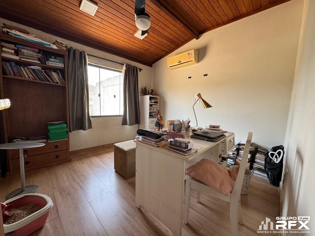 Casa com 4 Dormitórios para alugar, 250 m² por R$ 5.500,00 Casa com 4 Dormitórios para alugar, 250 m² por R$ 5.500,00