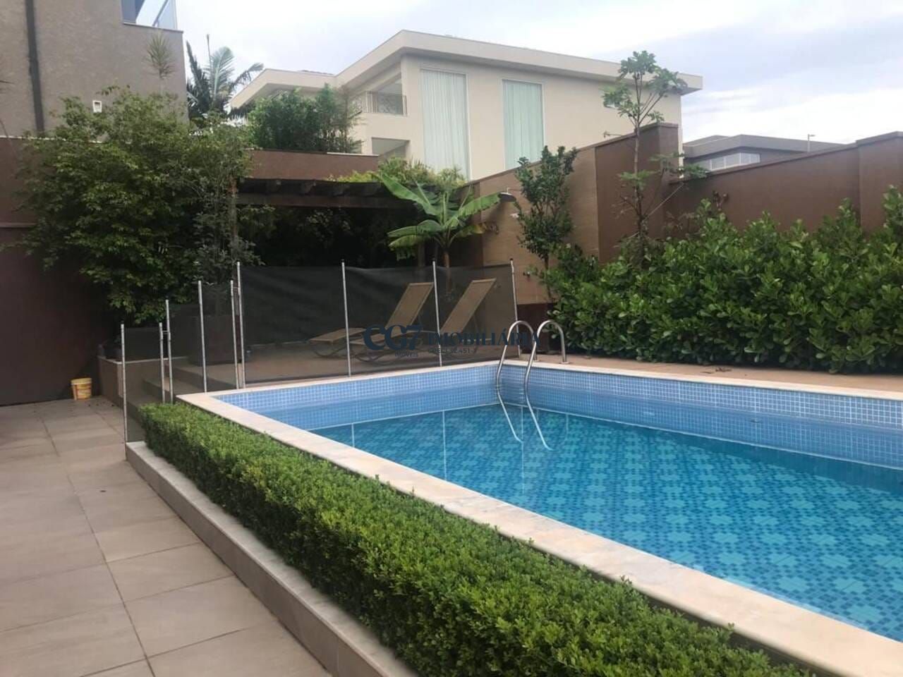 Sobrado à venda com 3 quartos, 388m² - Foto 1