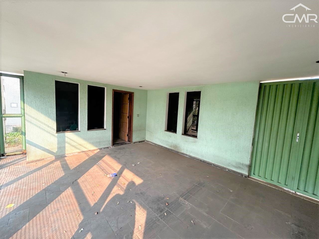 Casa à venda com 3 quartos, 239m² - Foto 2