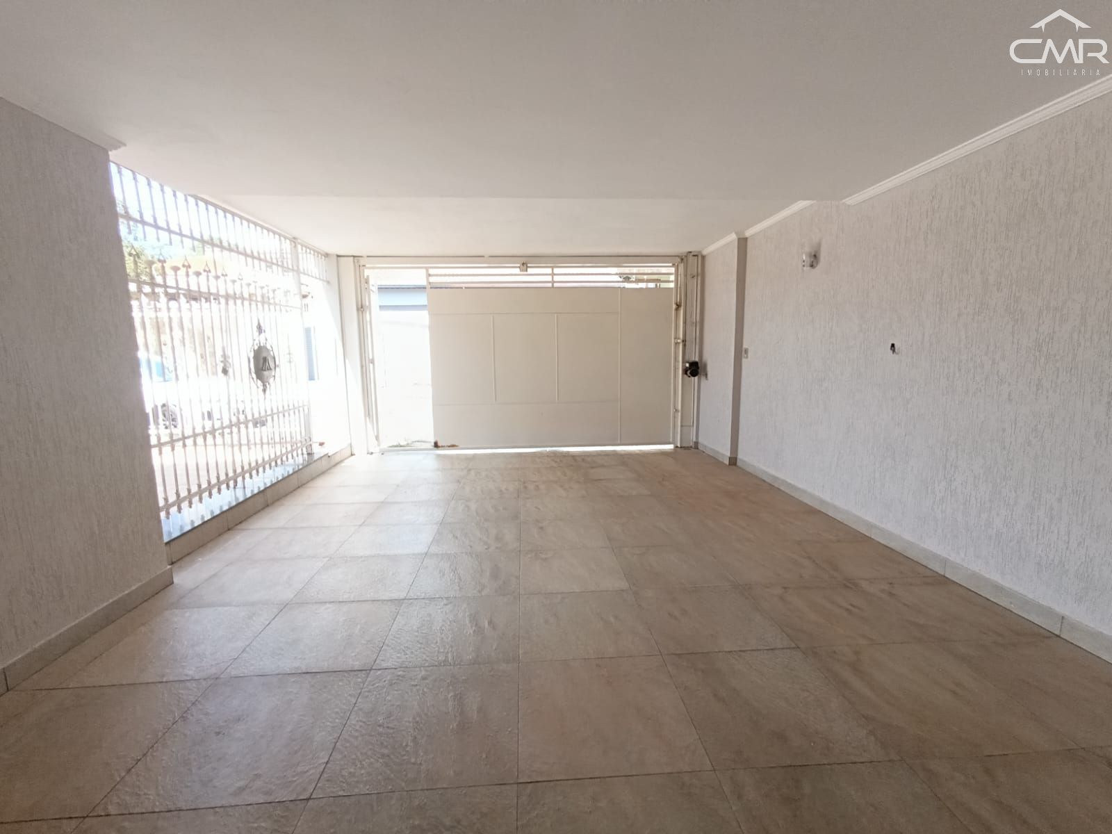 Casa à venda com 3 quartos, 128m² - Foto 1