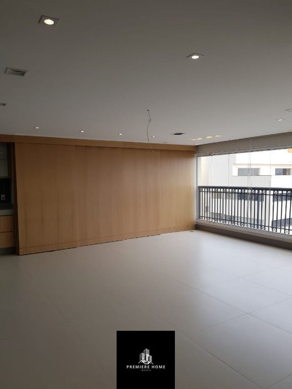 Apartamento à venda com 3 quartos, 215m² - Foto 1