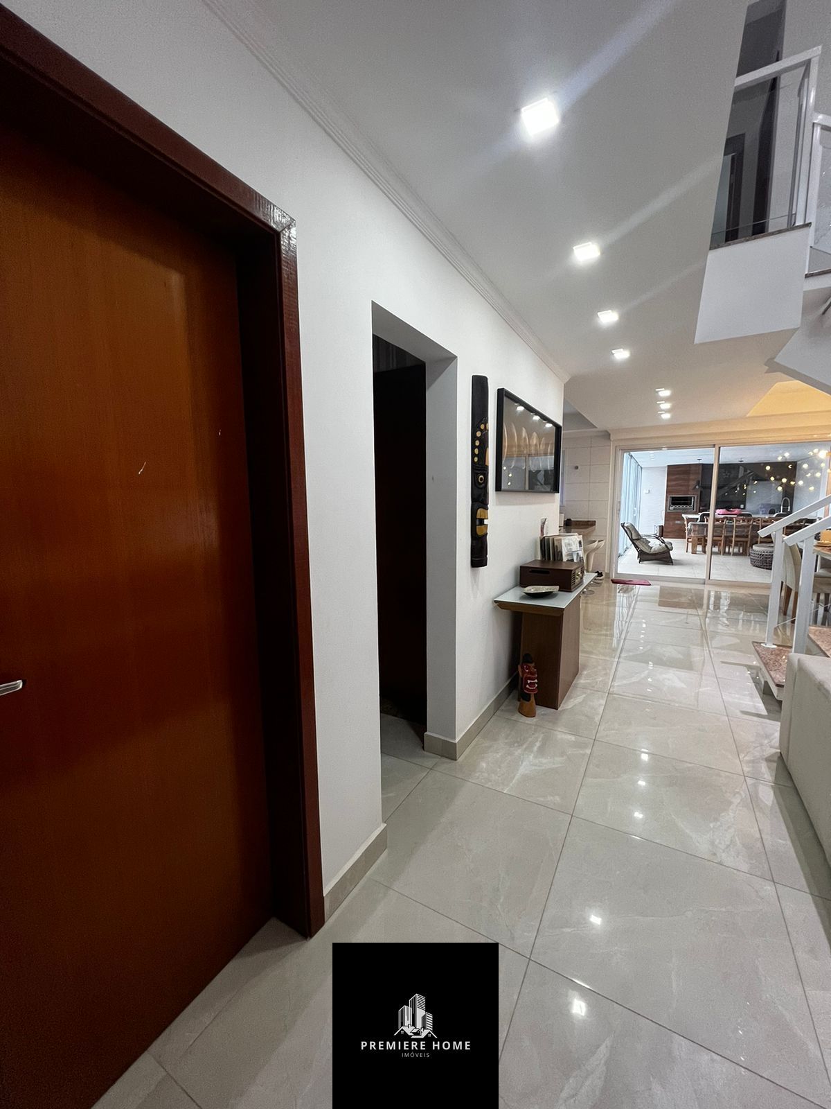 Casa de Condomínio à venda com 4 quartos, 200m² - Foto 1