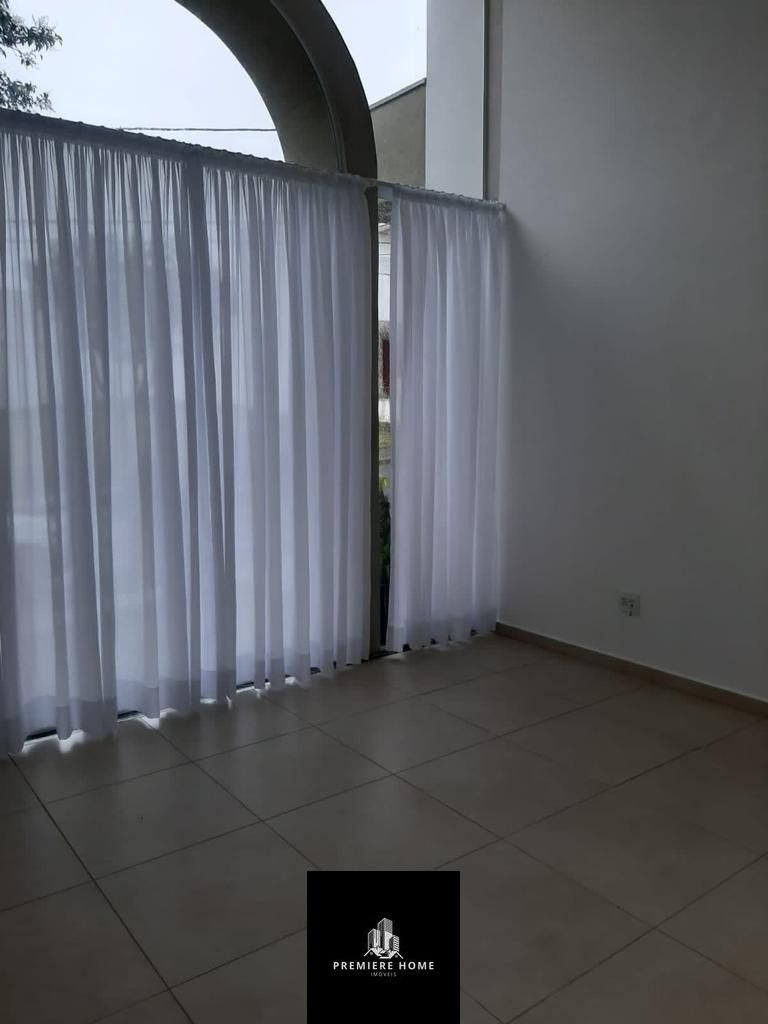 Casa de Condomínio para alugar com 3 quartos, 240m² - Foto 1