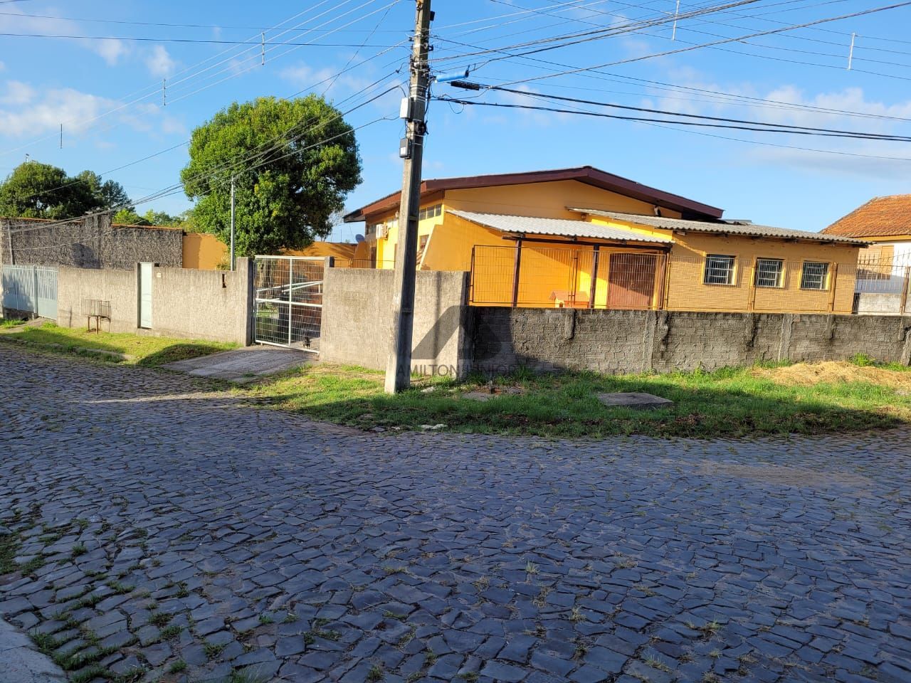 Casa à venda com 5 quartos, 200m² - Foto 1