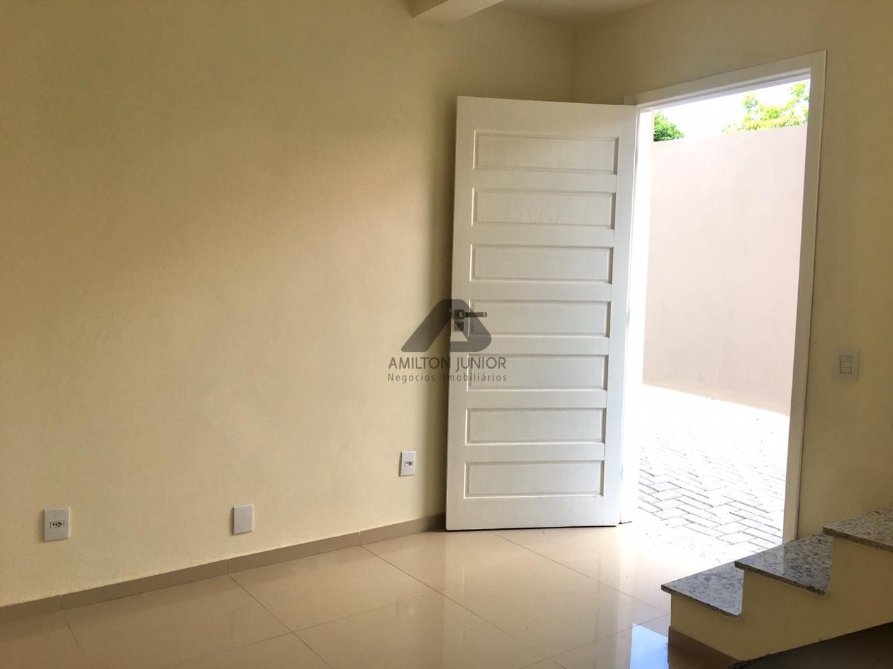 Casa à venda com 2 quartos, 65m² - Foto 3