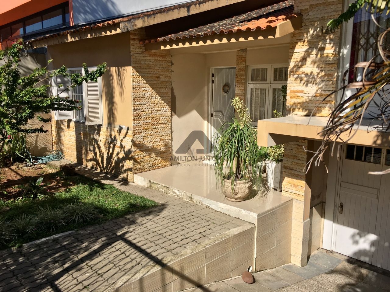 Casa à venda com 4 quartos, 250m² - Foto 1