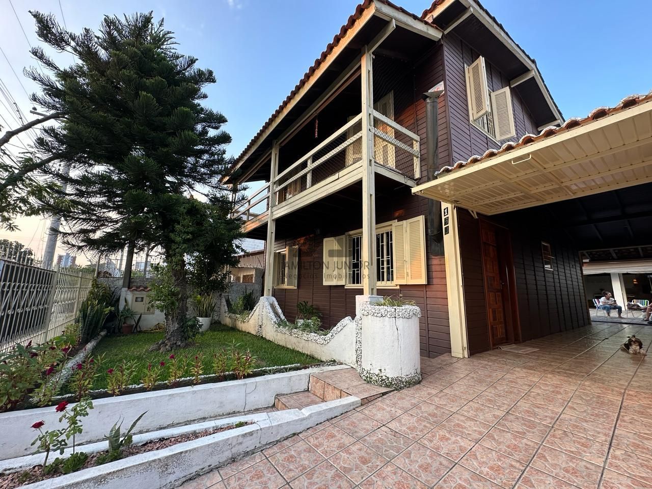 Casa à venda com 3 quartos, 195m² - Foto 1