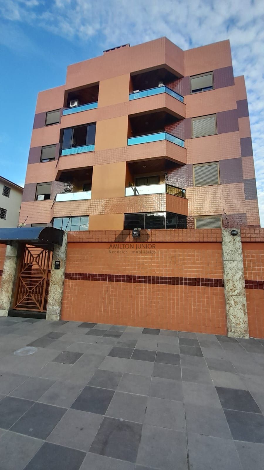 Apartamento à venda com 2 quartos, 64m² - Foto 1