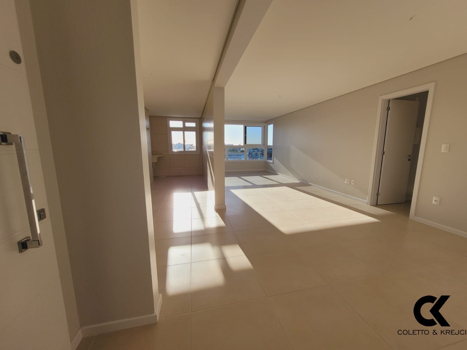 Apartamento à venda com 3 quartos, 93m² - Foto 2