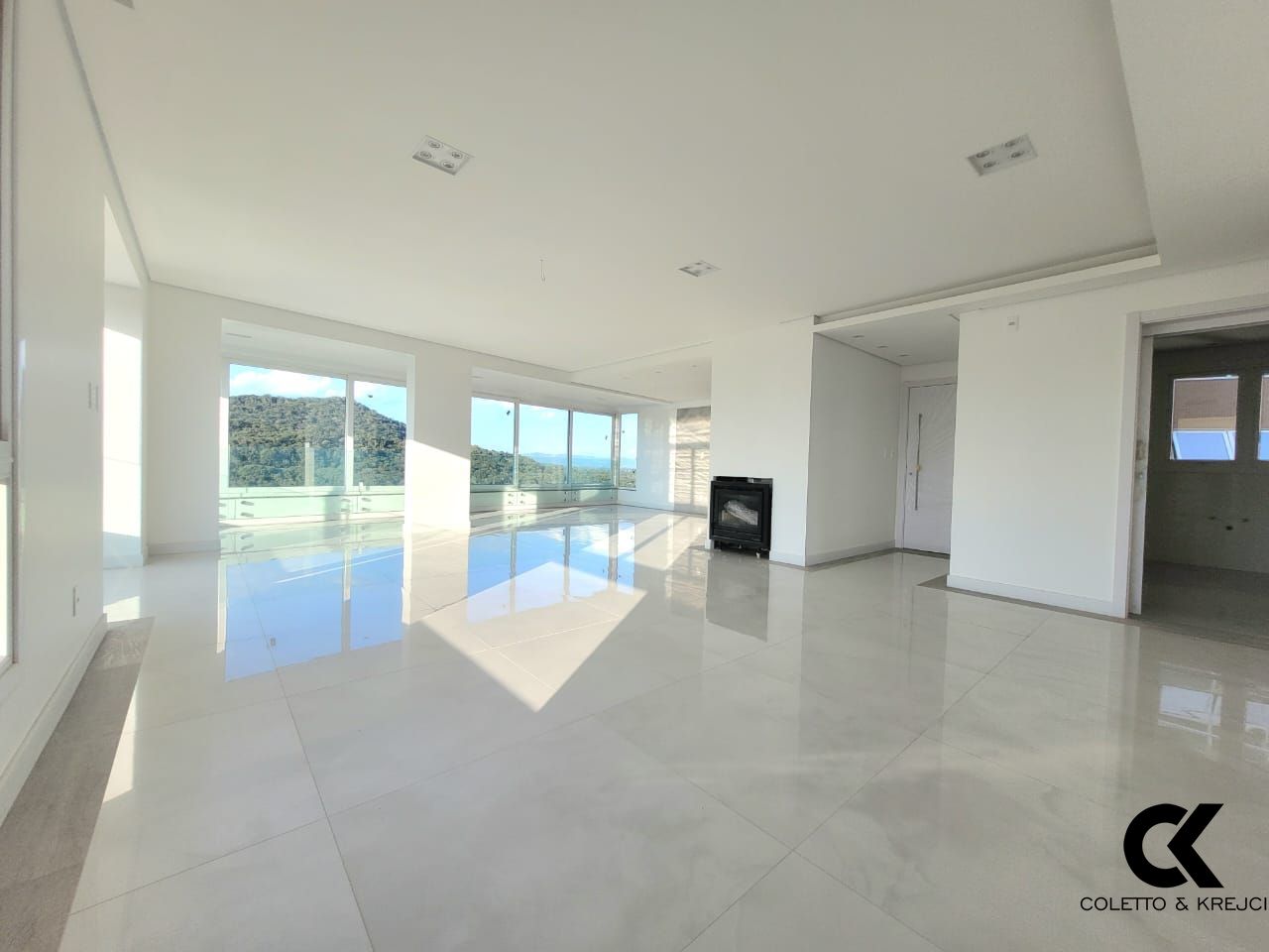 Apartamento à venda com 3 quartos, 227m² - Foto 1